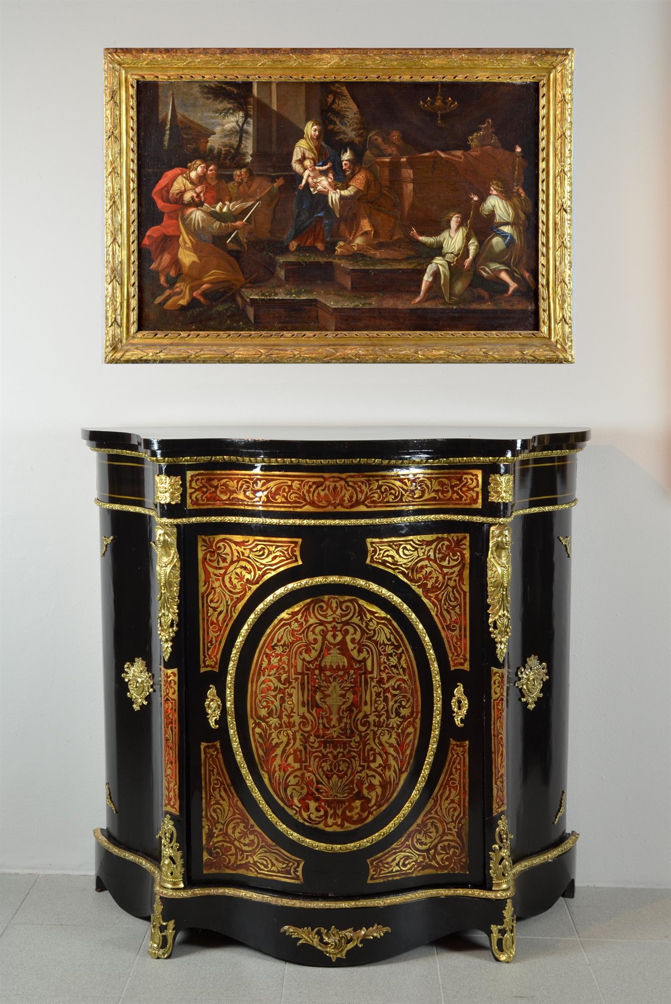 Credenza mossa ad un’anta intarsiata Boulle