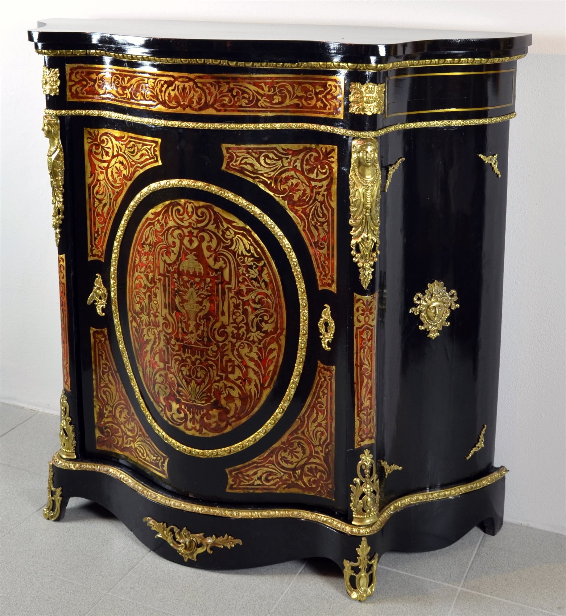 Credenza mossa ad un’anta intarsiata Boulle