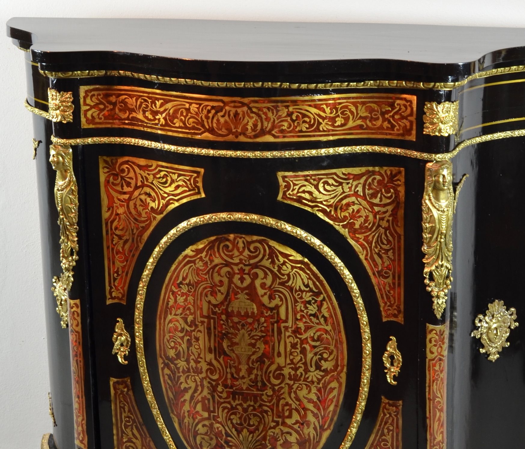 Credenza mossa ad un’anta intarsiata Boulle