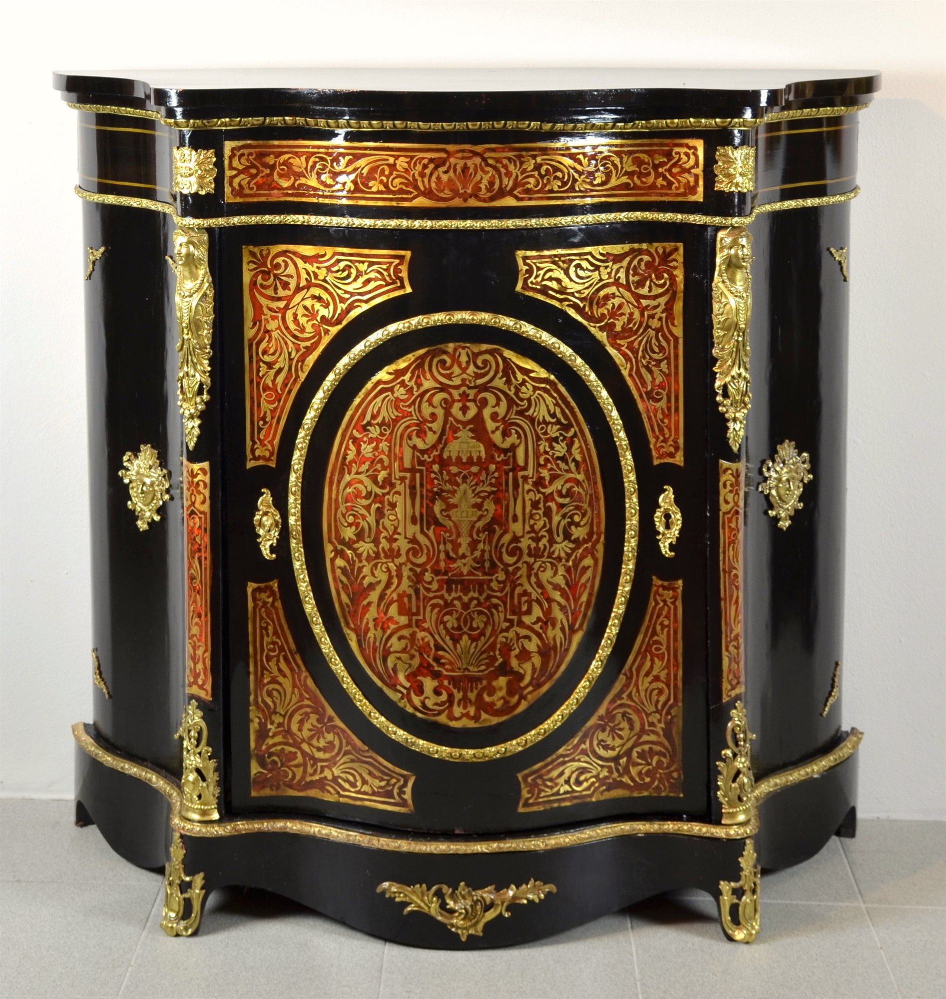 Credenza mossa ad un’anta intarsiata Boulle