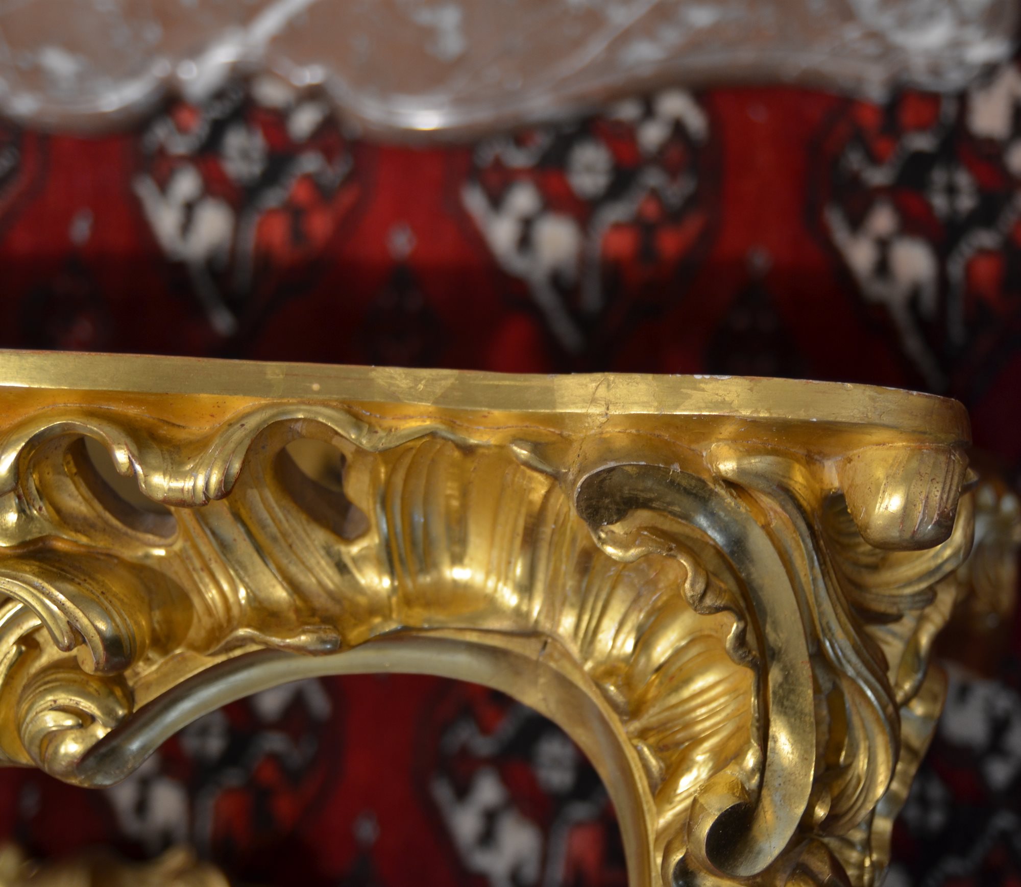 Consolle Luigi XV d'applique in legno intagliato e dorato