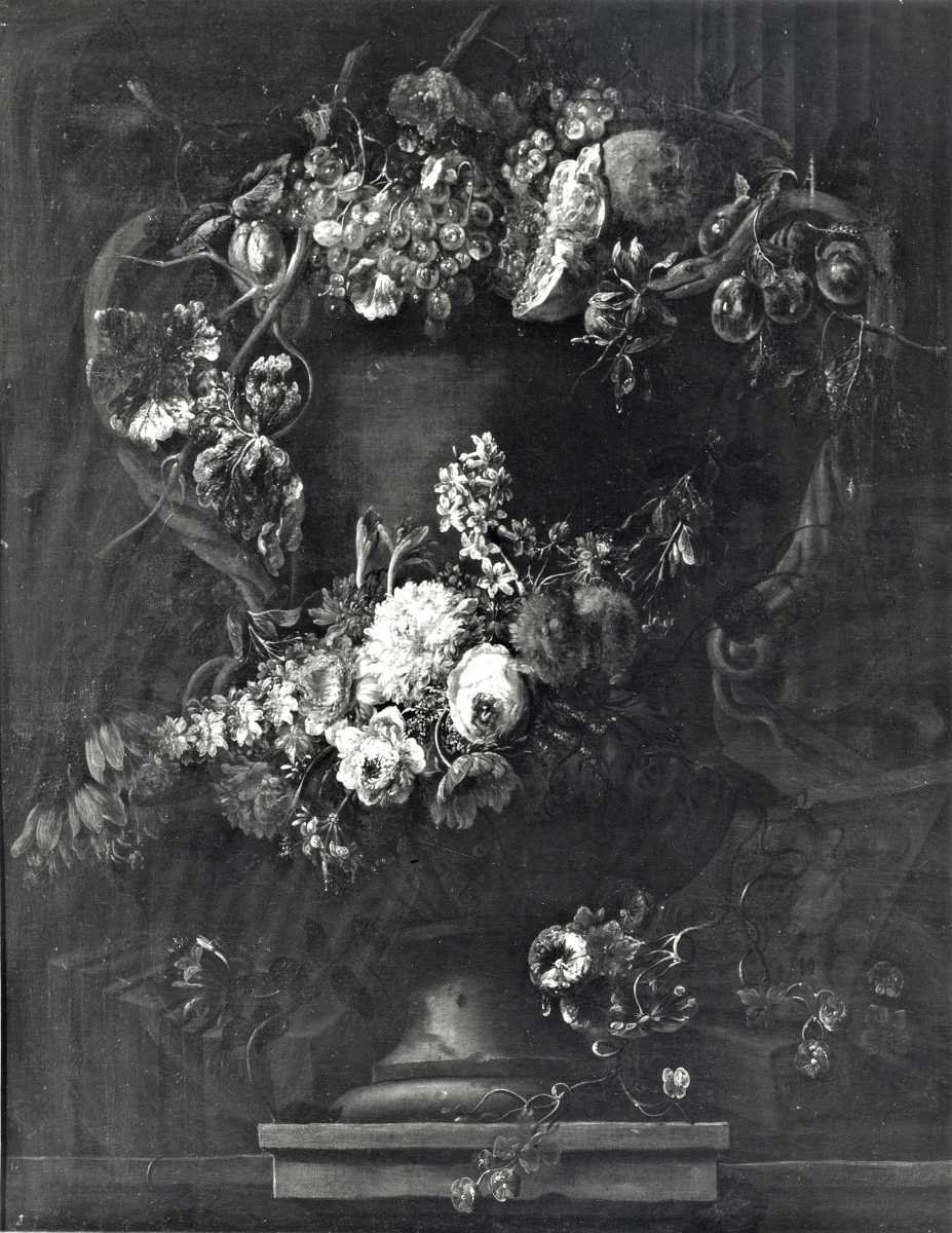 Grande dipinto raffigurante un'opulenta natura morta con trofeo floreale e putti