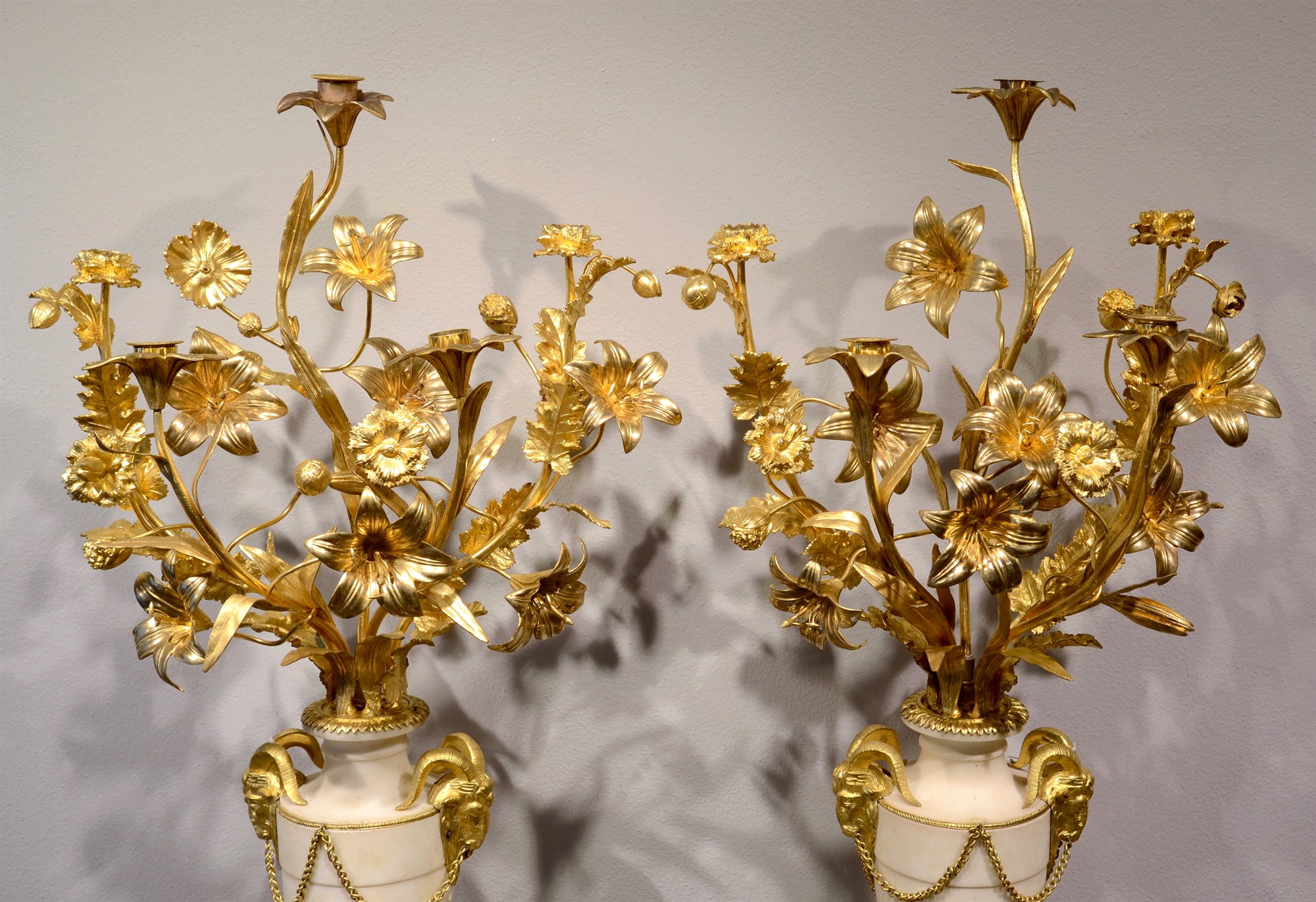 Coppia di importanti candelabri in bronzo dorato (h.81 cm)