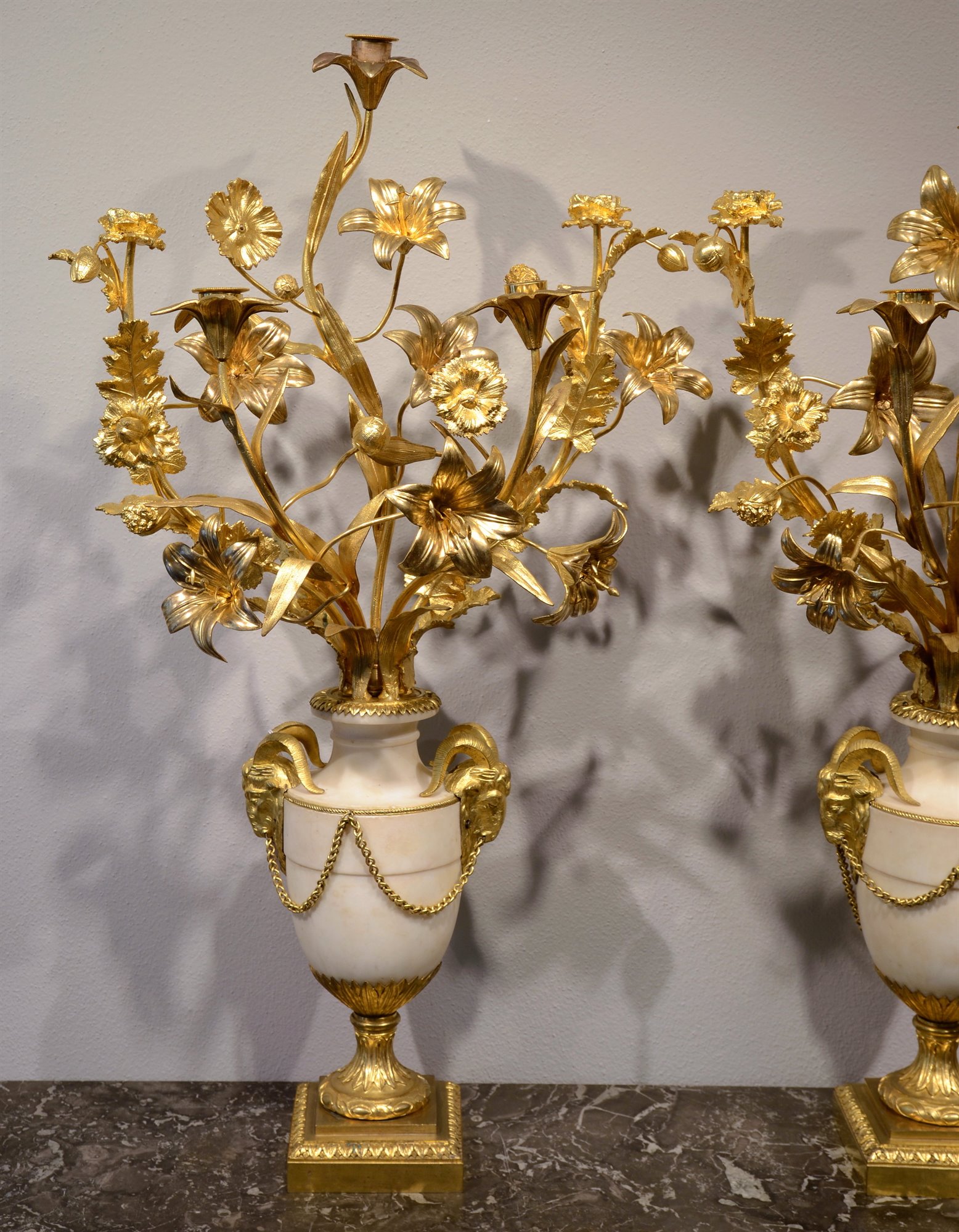 Coppia di importanti candelabri in bronzo dorato (h.81 cm)