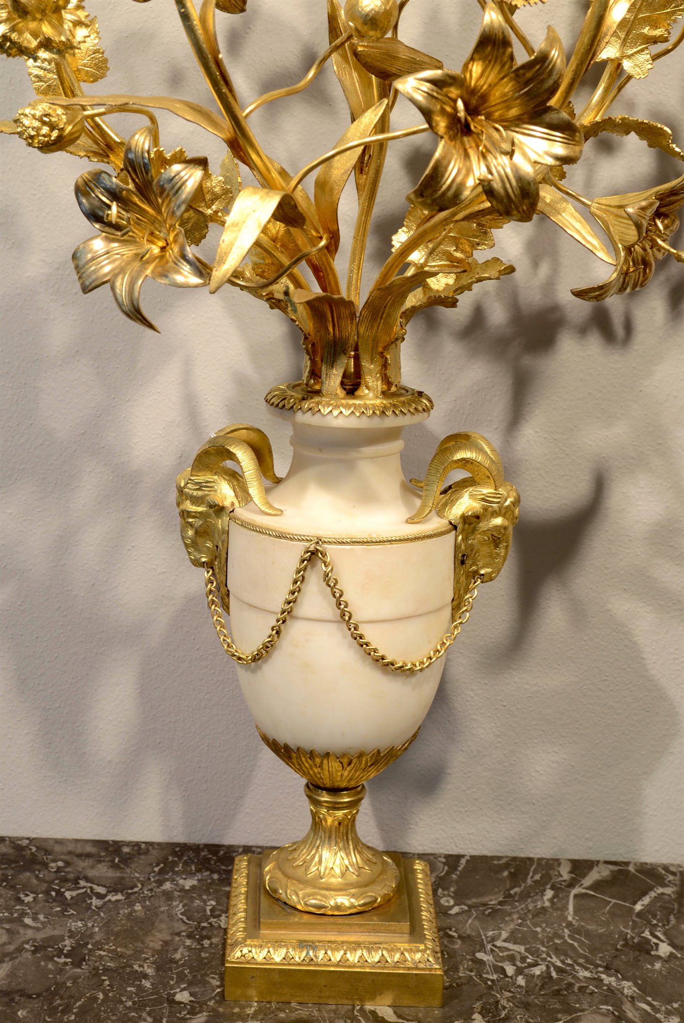 Coppia di importanti candelabri in bronzo dorato (h.81 cm)