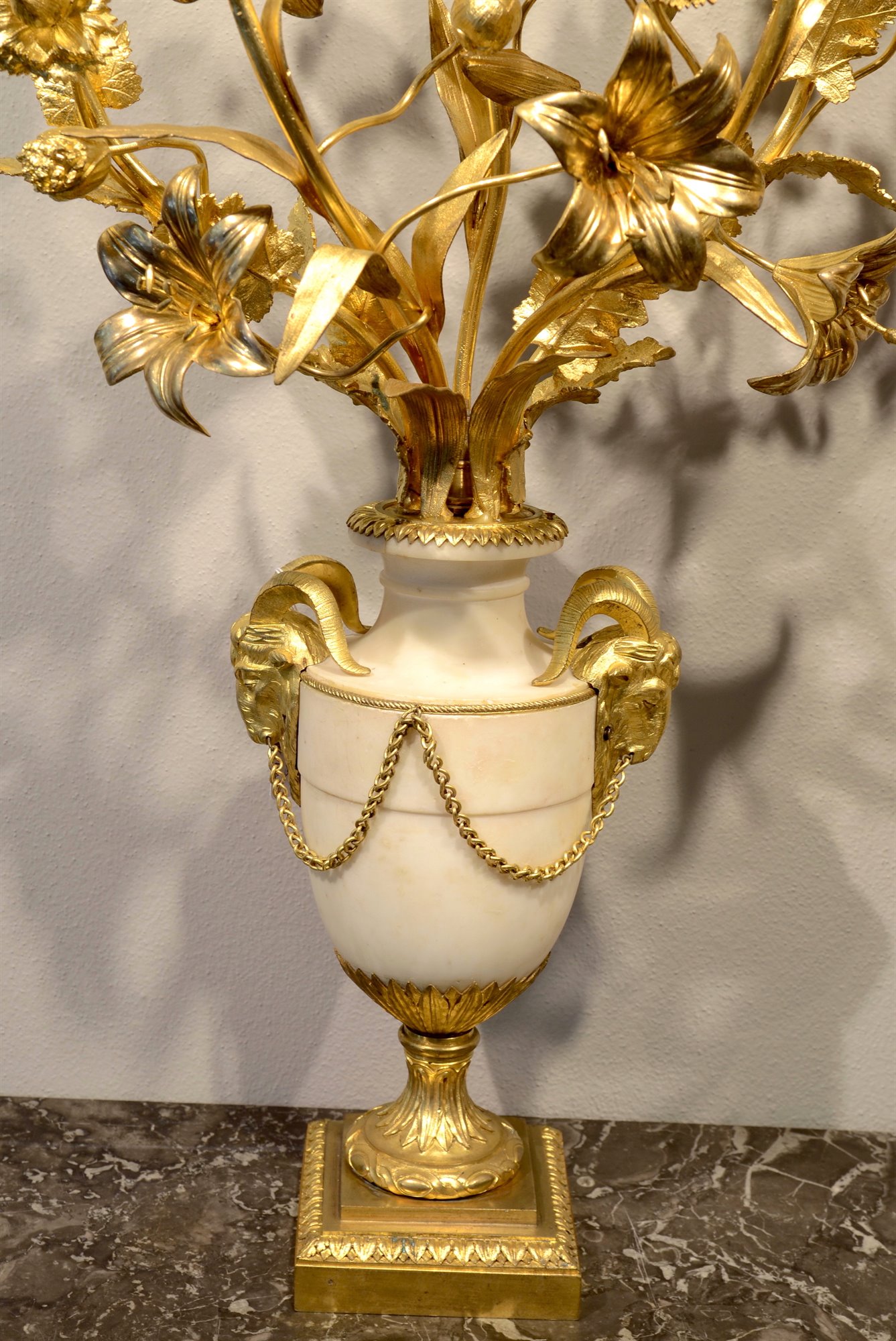 Coppia di importanti candelabri in bronzo dorato (h.81 cm)