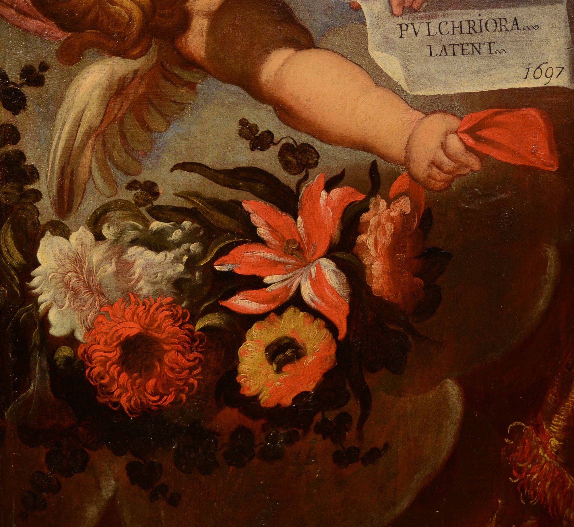 Coppia di amorini alati con ghirlanda floreale