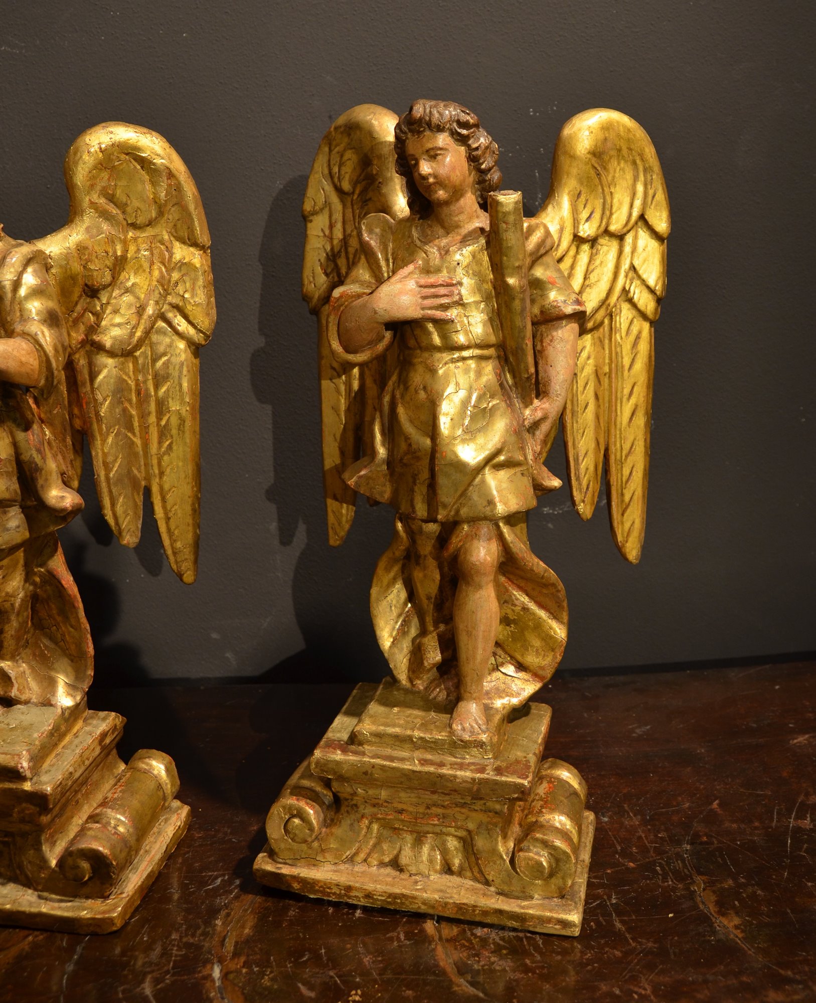 Coppia di angeli alati in legno intagliato, policromo e dorato