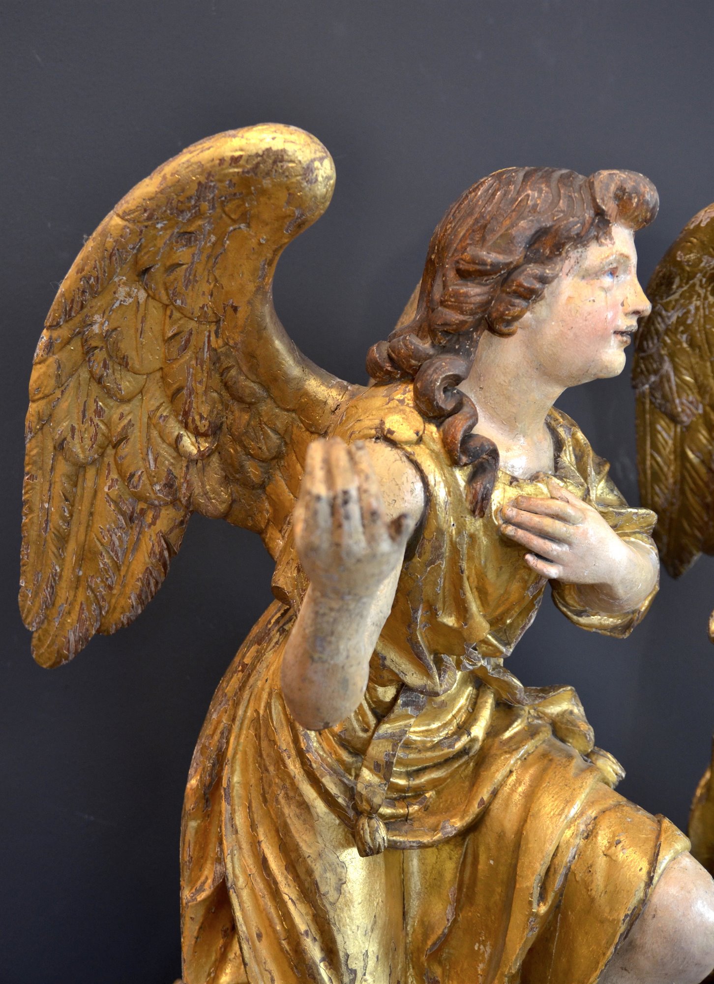 Spettacolari angeli alati in legno policromo e dorato