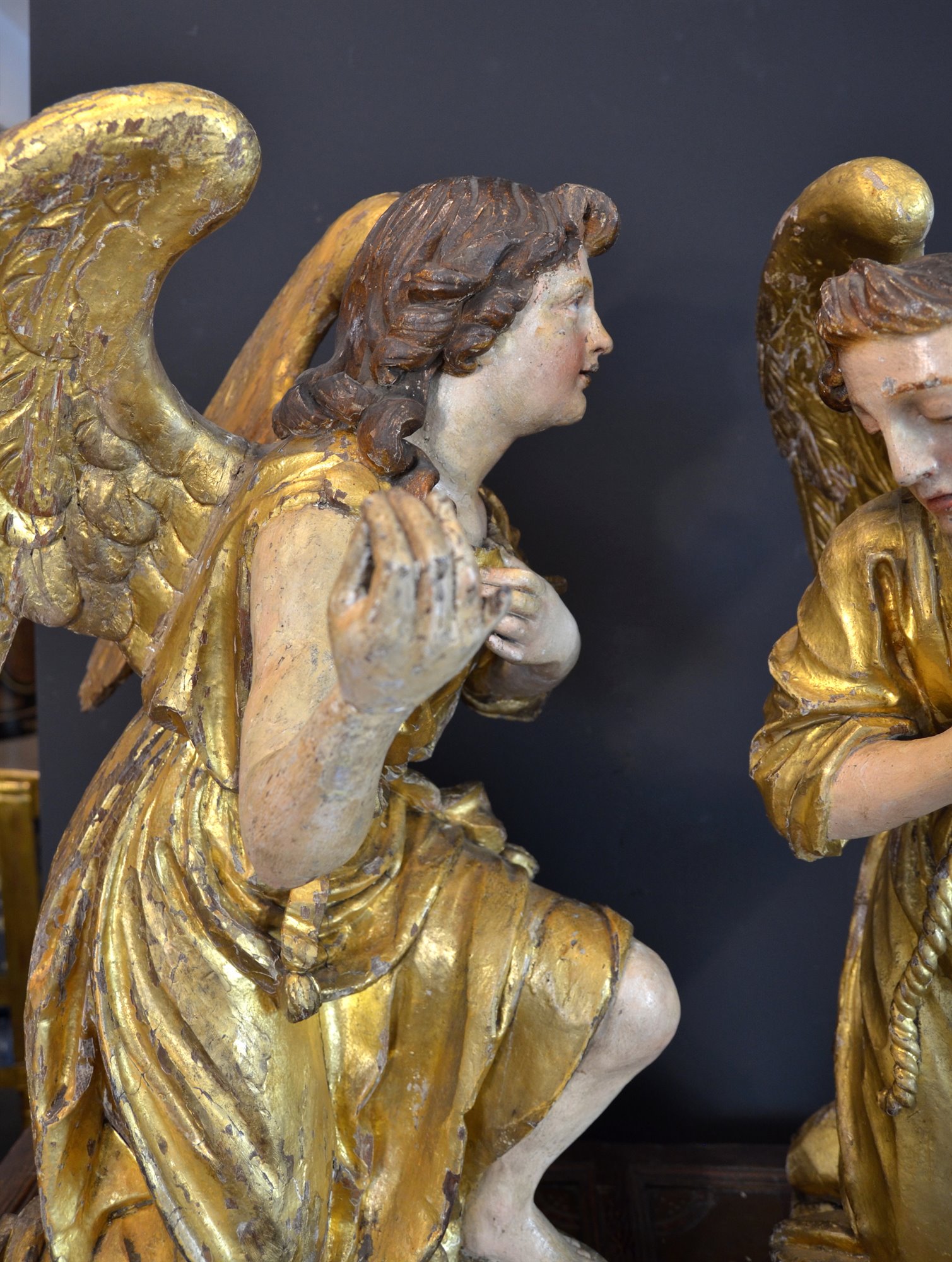 Spettacolari angeli alati in legno policromo e dorato
