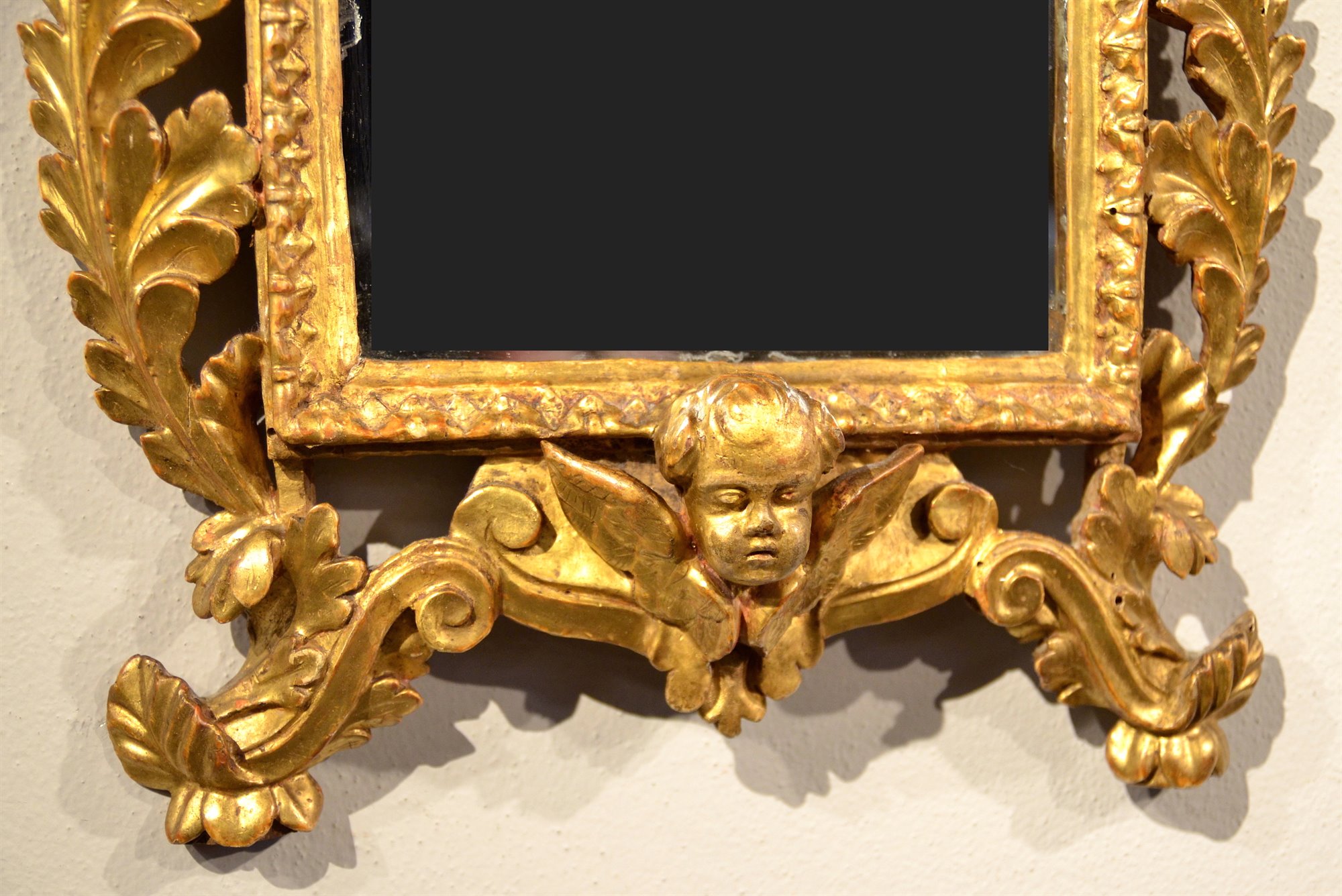 Coppia di specchiere in legno dorato ed intagliato
