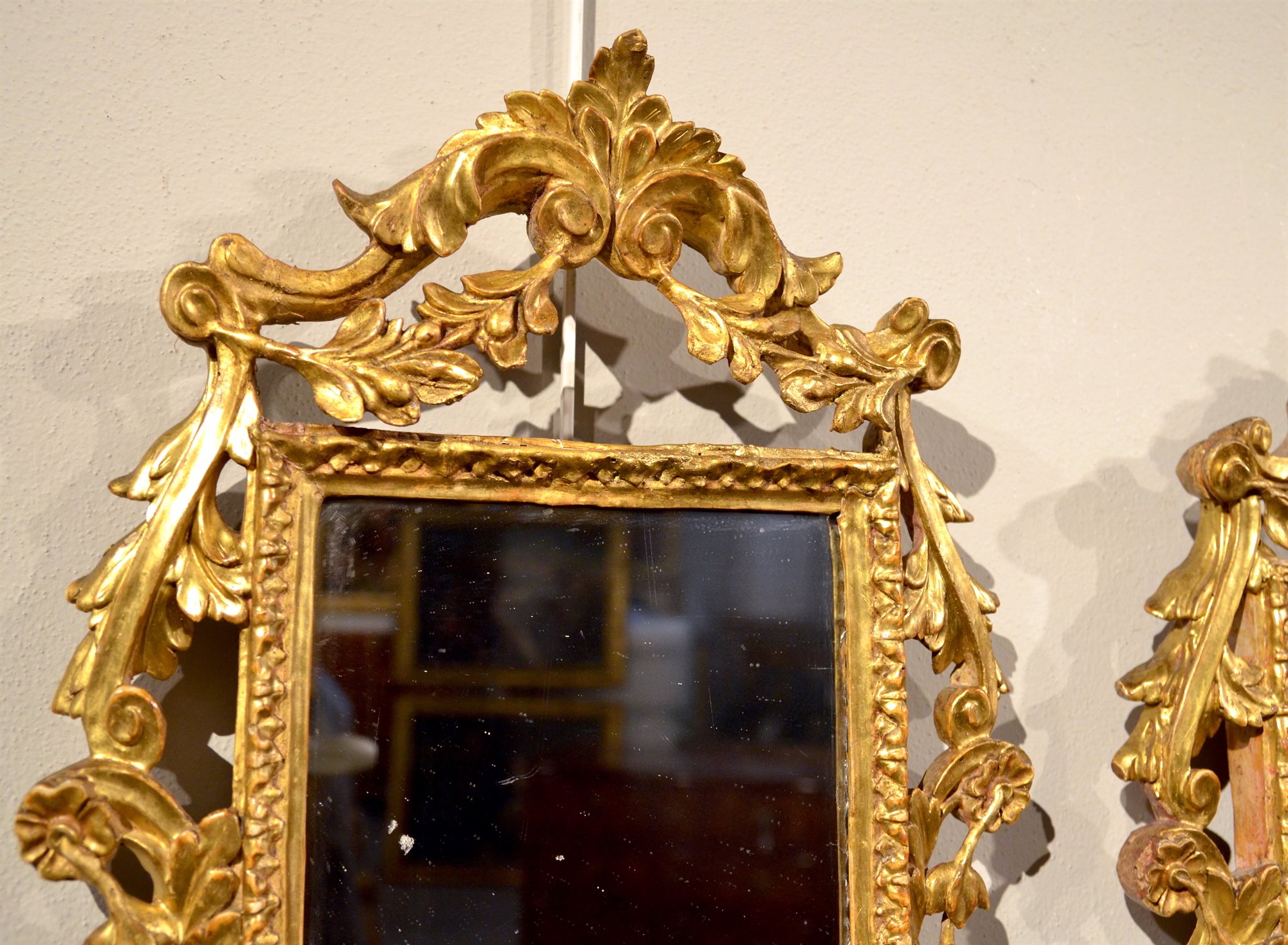 Coppia di specchiere in legno dorato ed intagliato