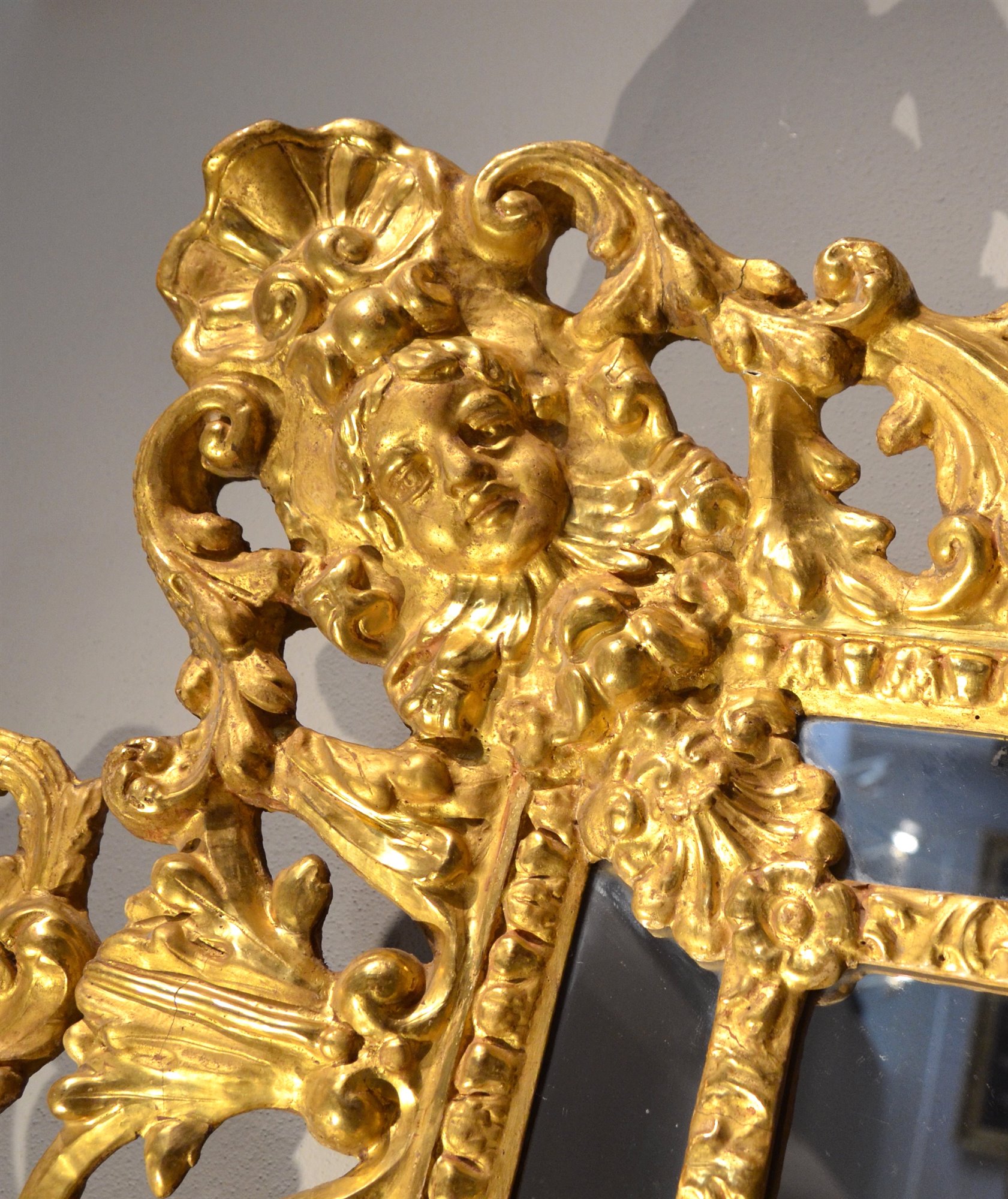 Prestigiosa specchiera, di dimensioni importanti,  in legno intagliato e dorato