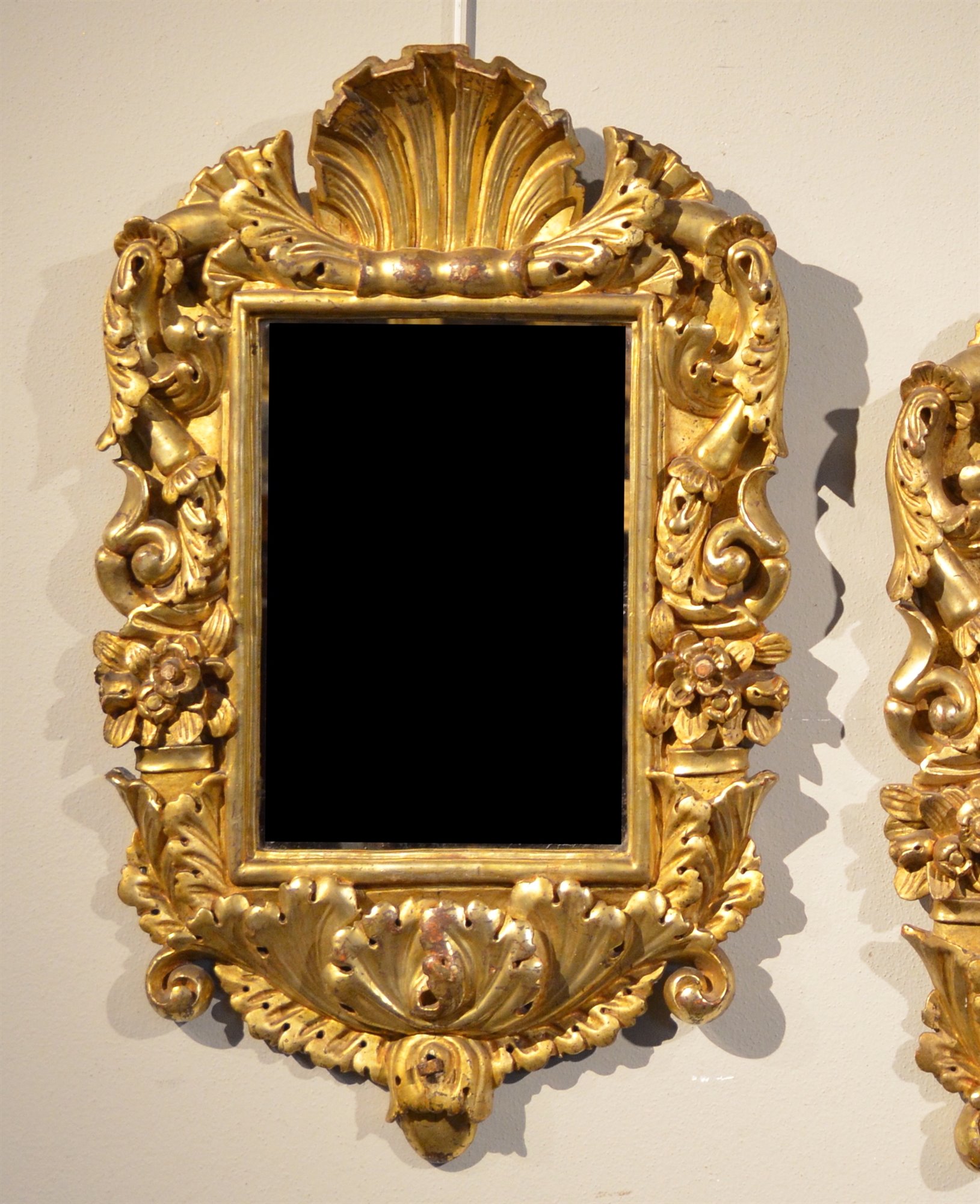 Coppia di specchiere in legno intagliato e dorato