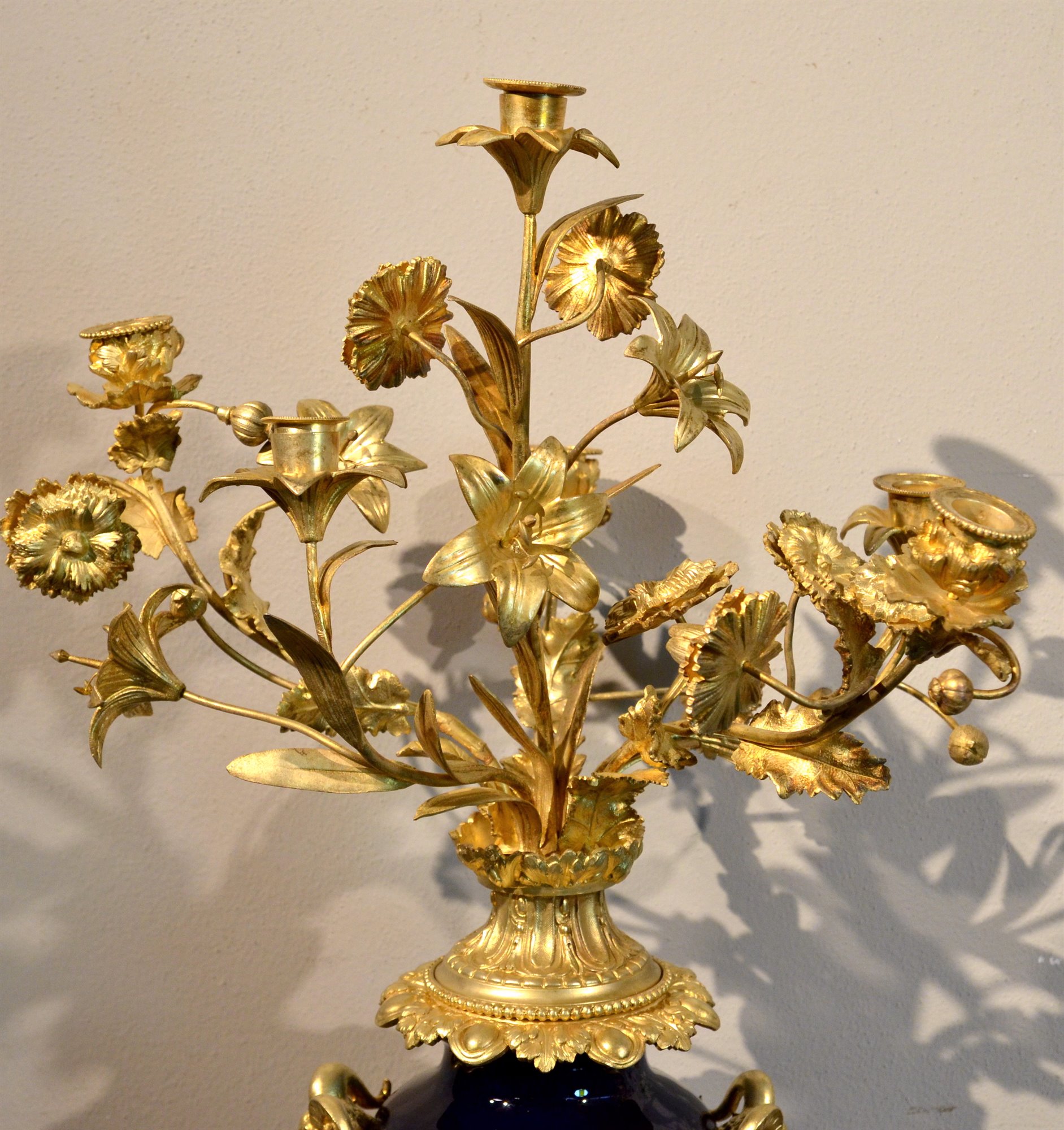 Coppia di eleganti candelabri a sei bracci a rami fioriti