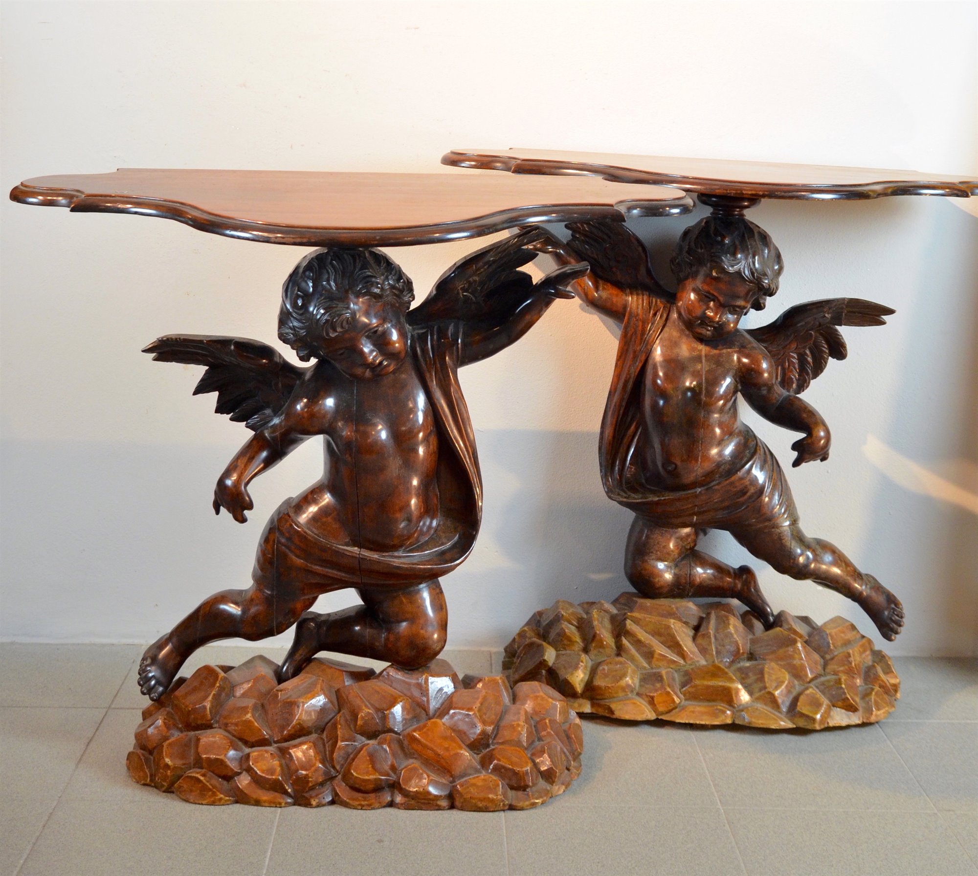 Coppia di tavolini-consolles con alzata a guisa di angeli