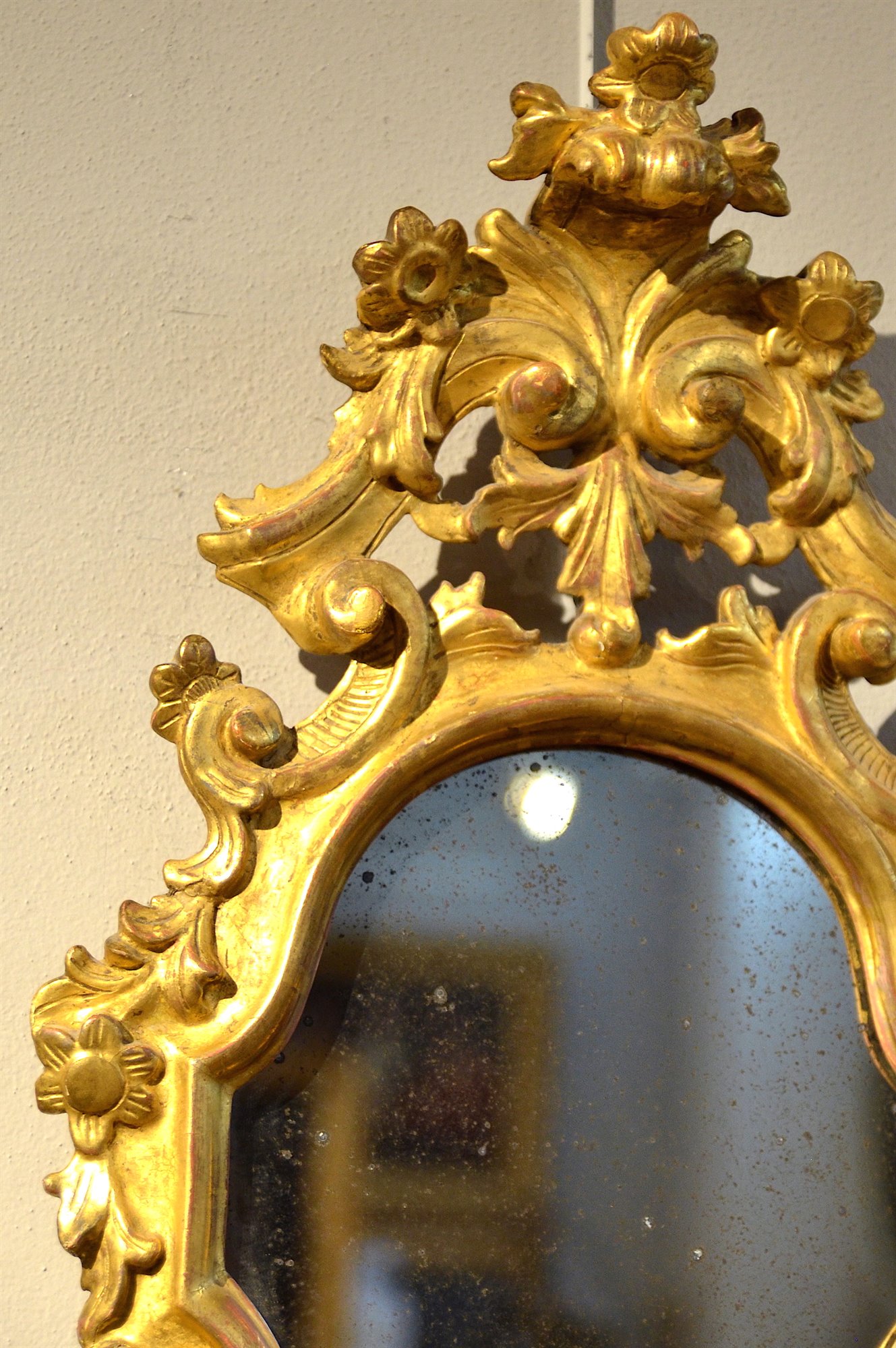 Coppia di splendide specchiere in legno dorato ed intagliato