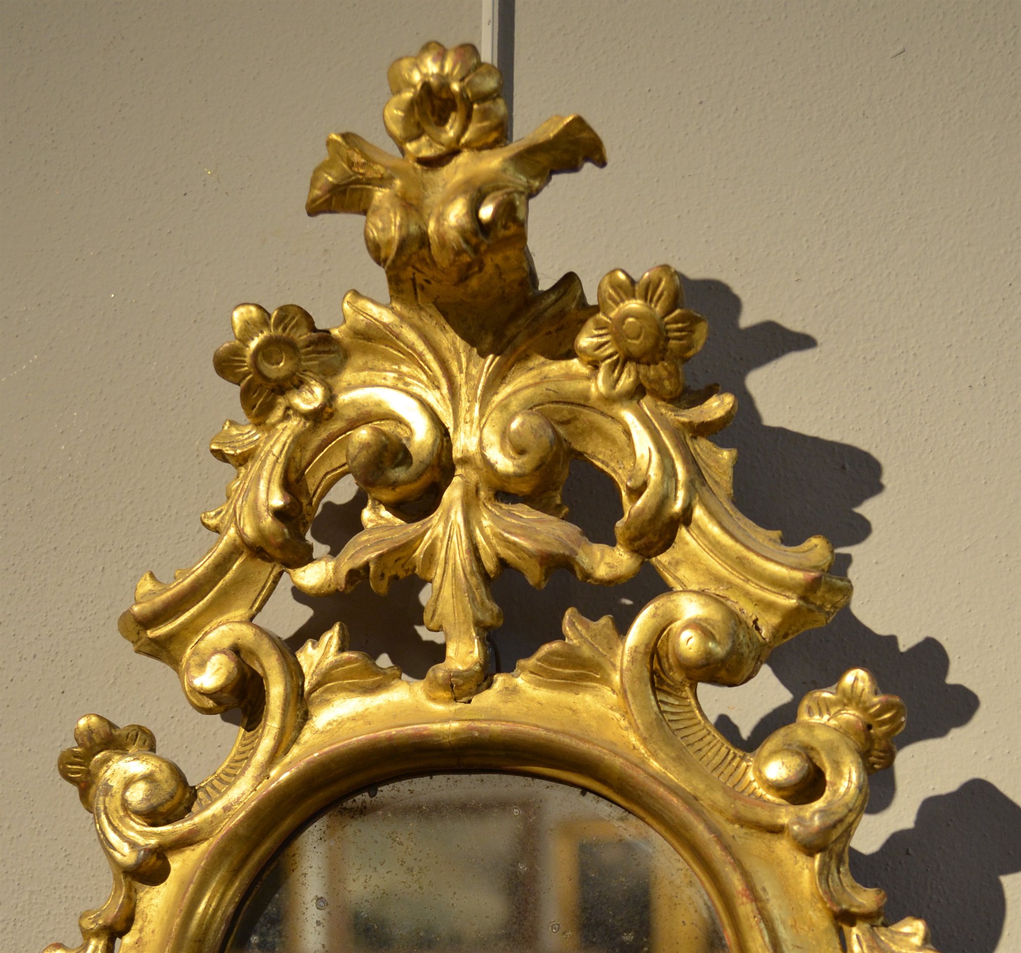 Coppia di splendide specchiere in legno dorato ed intagliato
