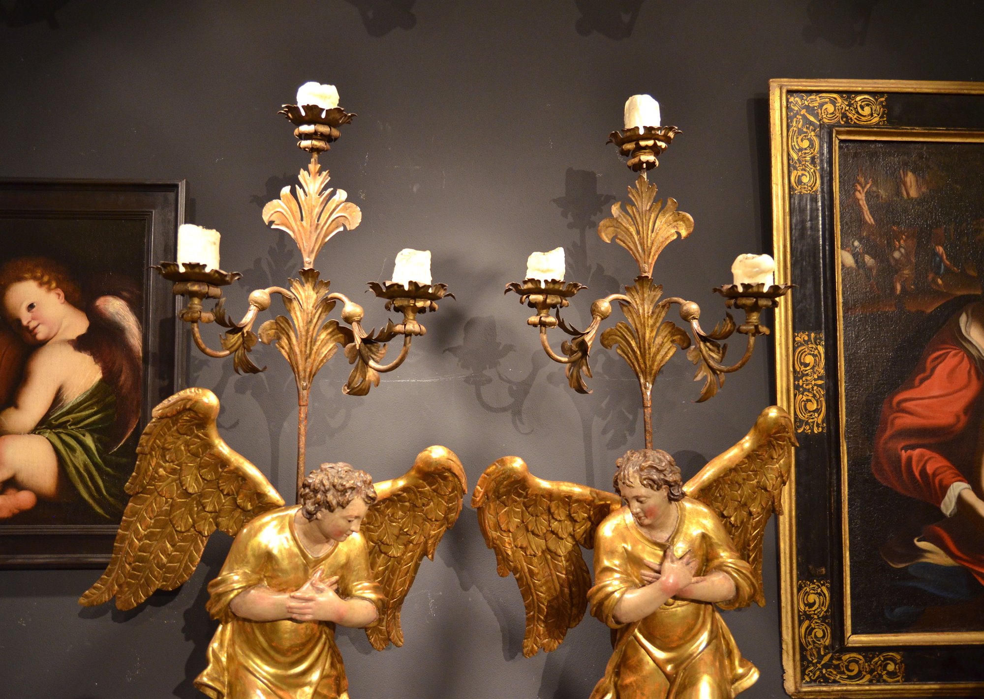 Coppia di grandi angeli alati in legno intagliato, policromo e dorato