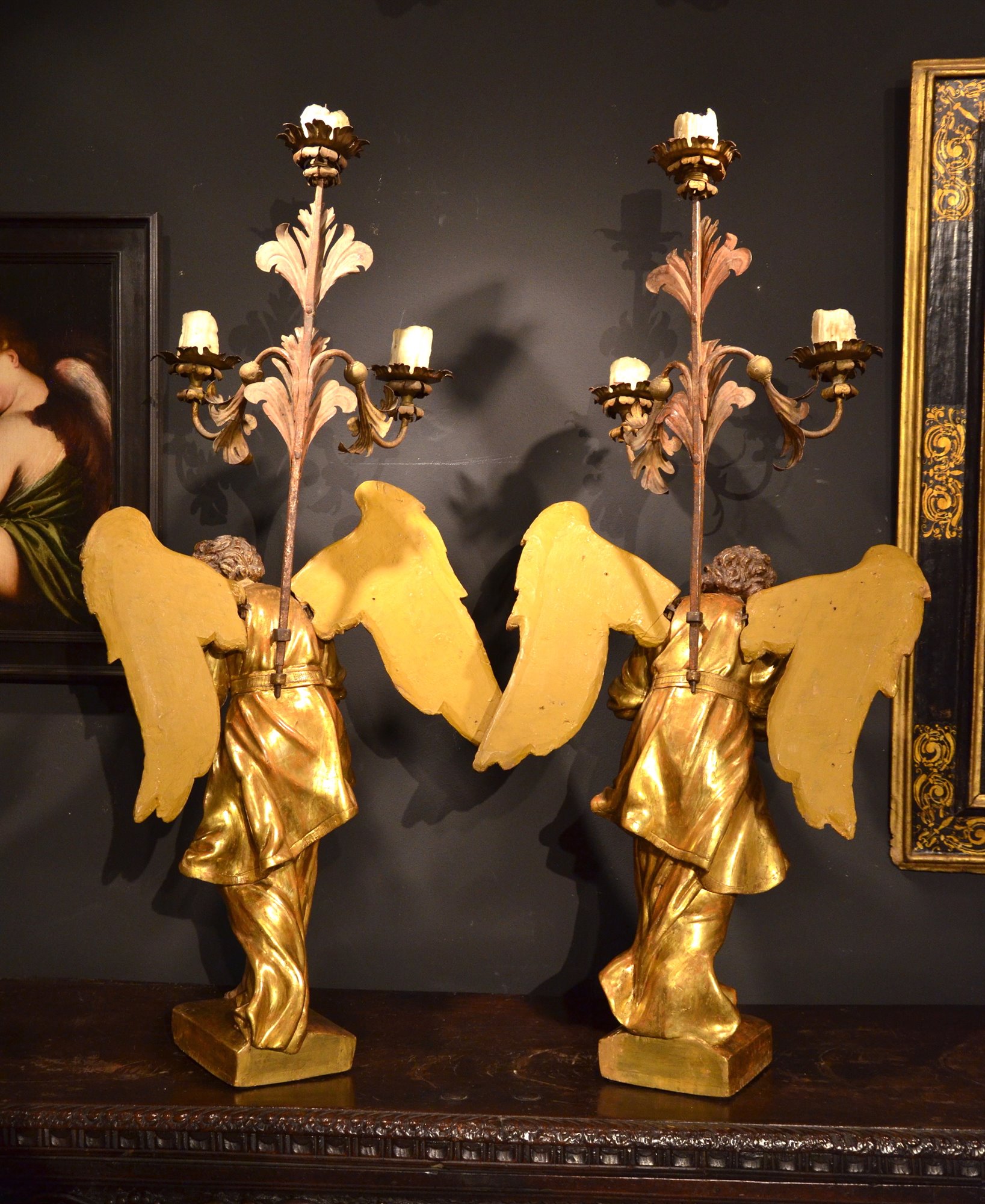 Coppia di grandi angeli alati in legno intagliato, policromo e dorato