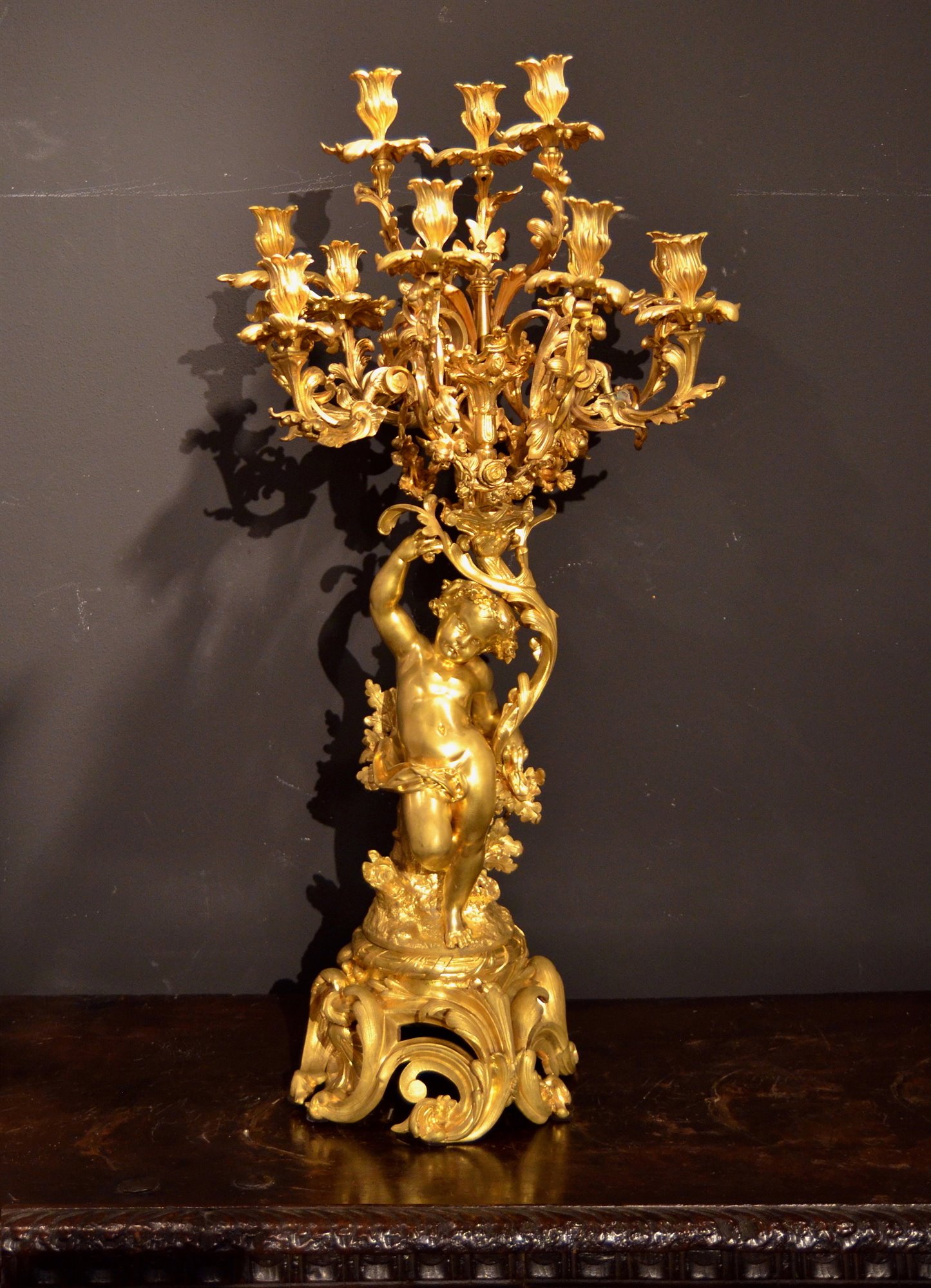 Importante candelabro a dodici luci, in bronzo dorato (h.98 cm.)