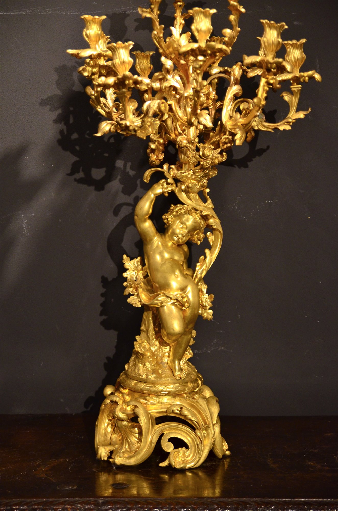 Importante candelabro a dodici luci, in bronzo dorato (h.98 cm.)