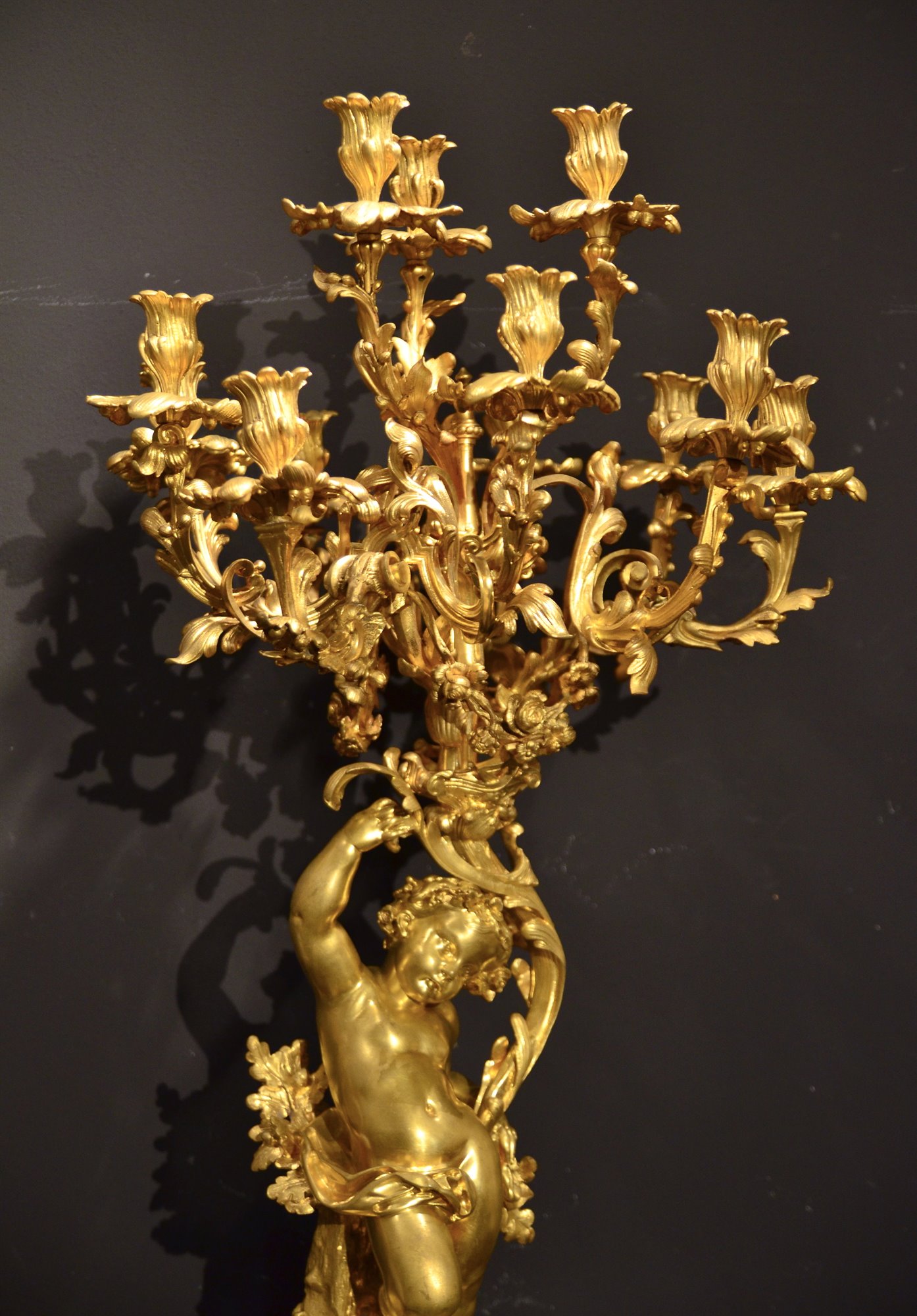 Importante candelabro a dodici luci, in bronzo dorato (h.98 cm.)