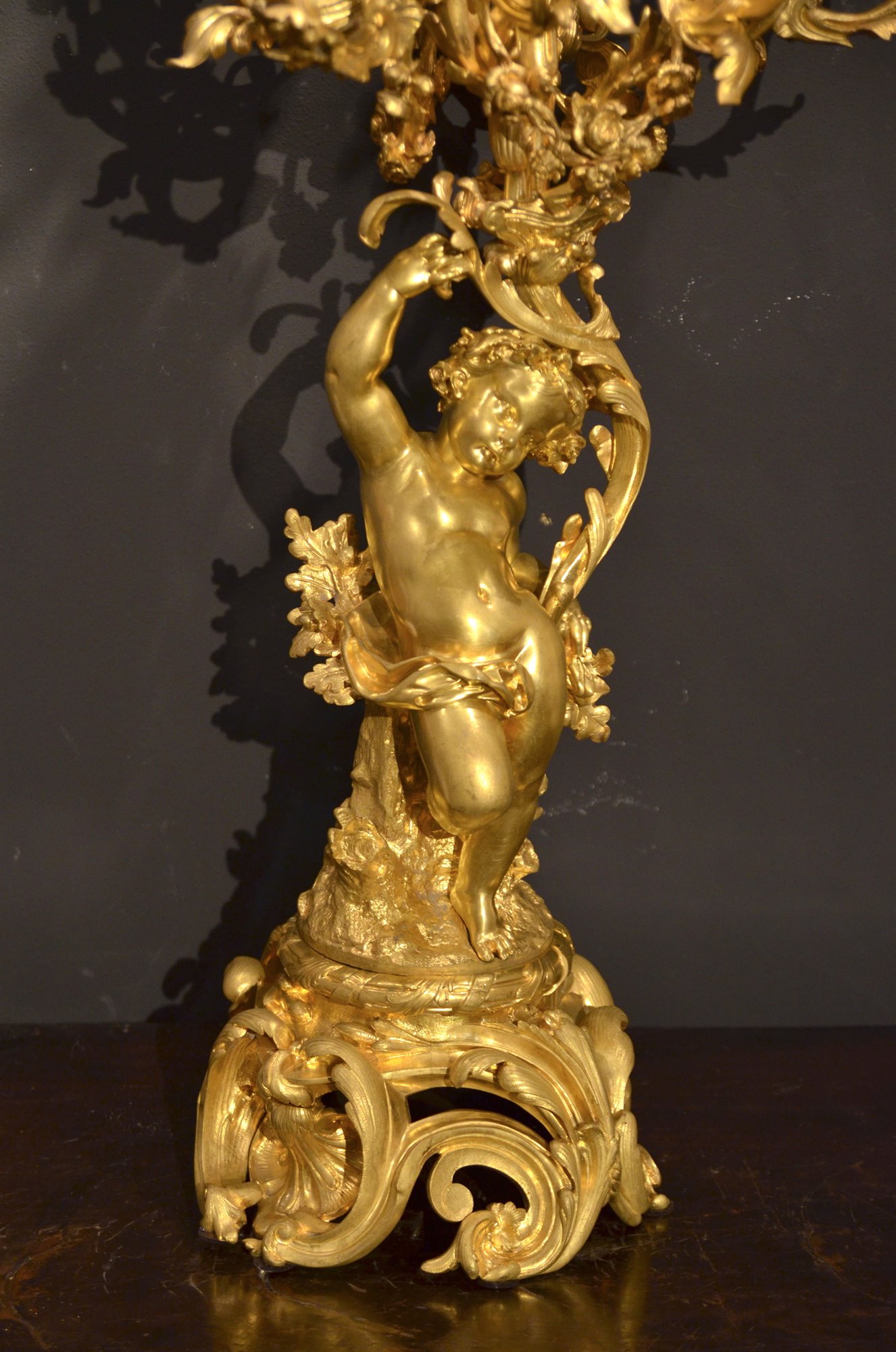 Importante candelabro a dodici luci, in bronzo dorato (h.98 cm.)