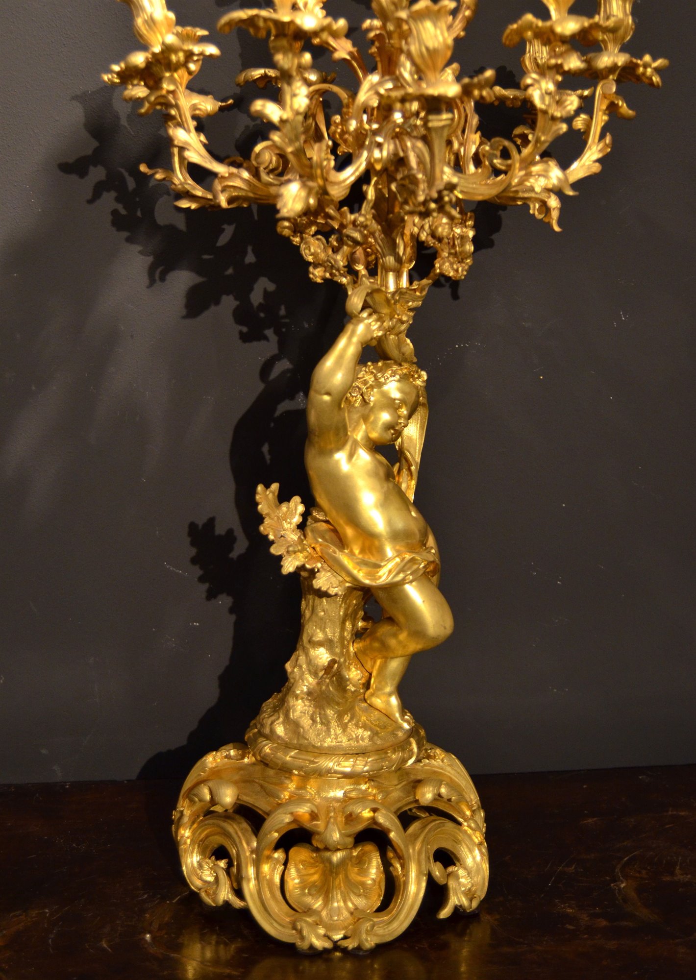 Importante candelabro a dodici luci, in bronzo dorato (h.98 cm.)