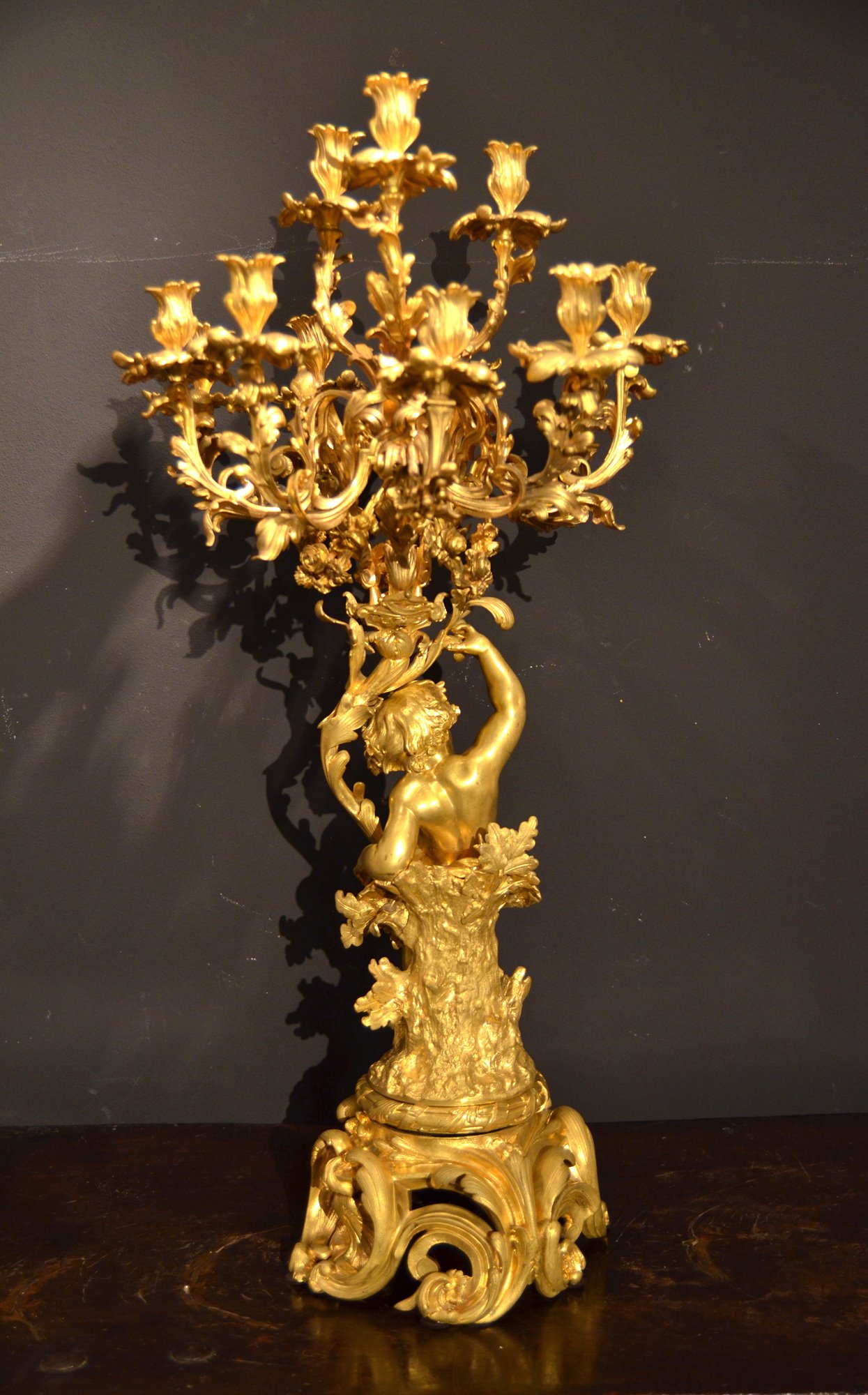 Importante candelabro a dodici luci, in bronzo dorato (h.98 cm.)