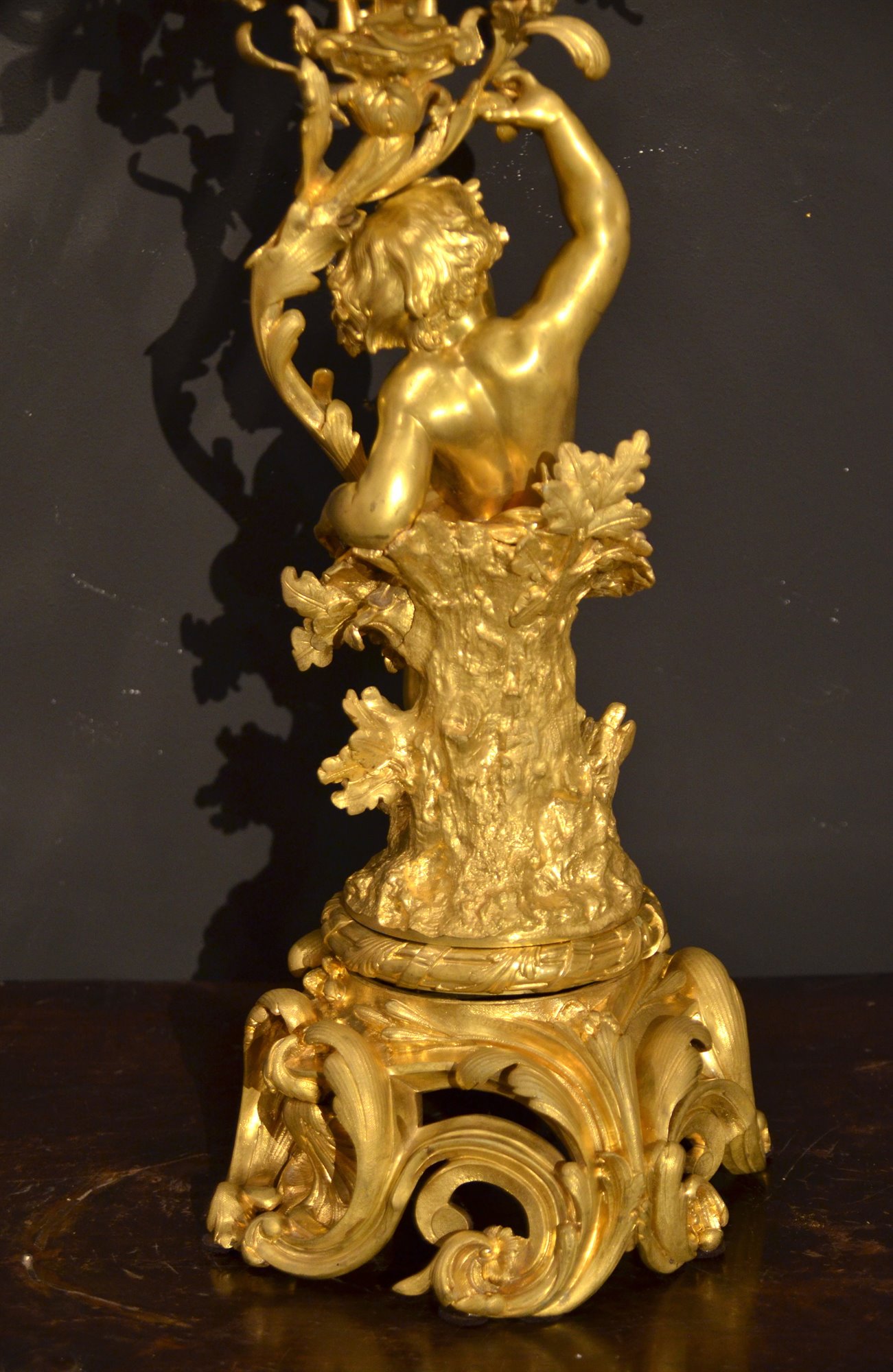 Importante candelabro a dodici luci, in bronzo dorato (h.98 cm.)