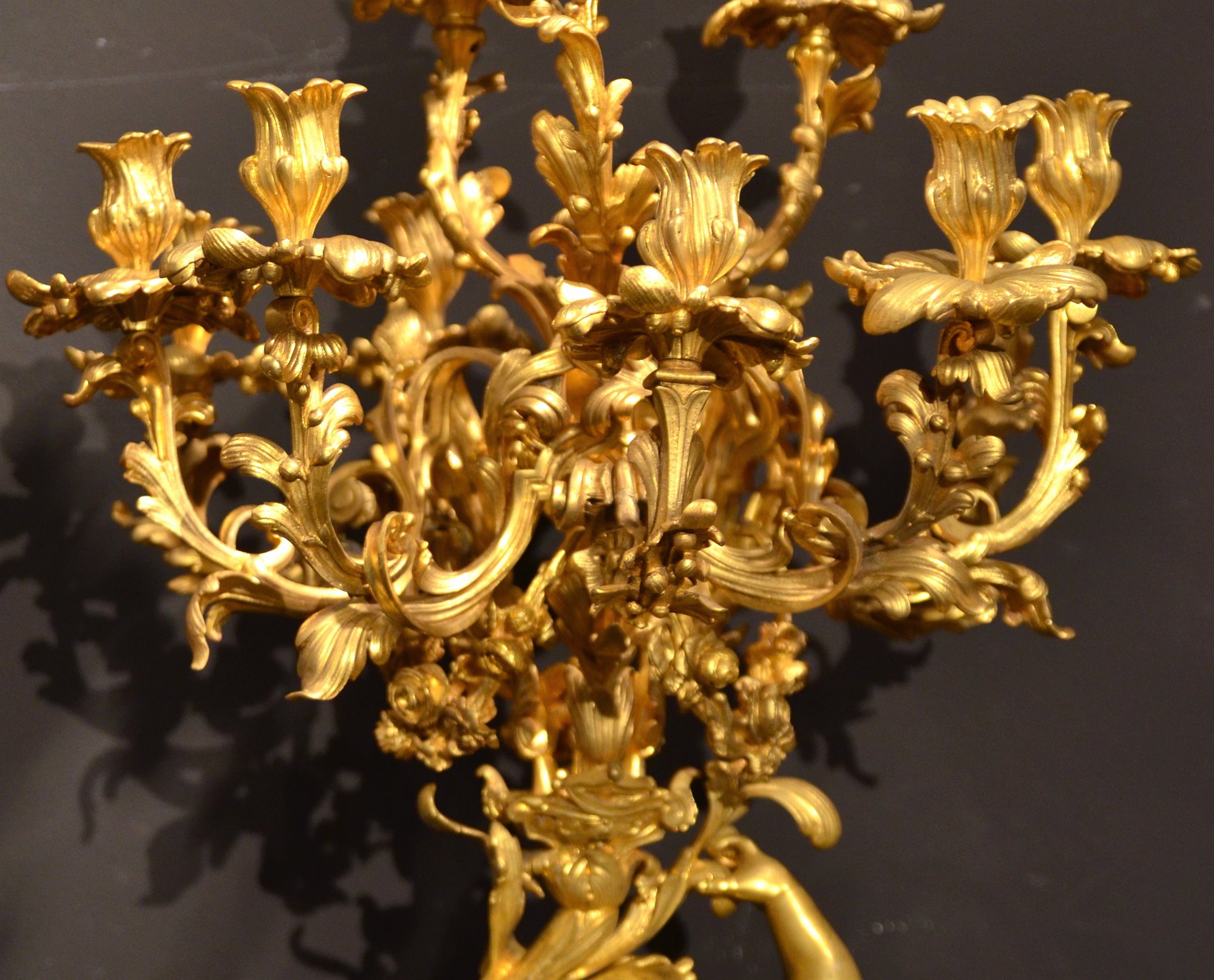 Importante candelabro a dodici luci, in bronzo dorato (h.98 cm.)