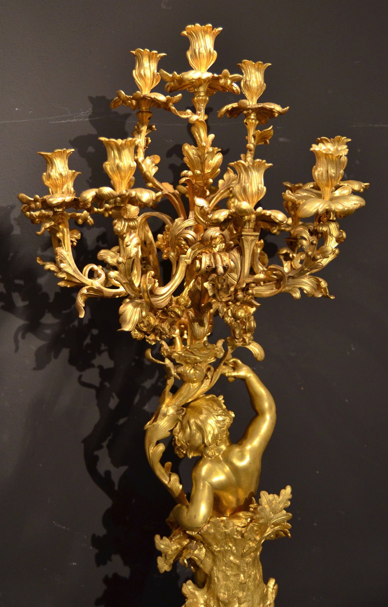 Importante candelabro a dodici luci, in bronzo dorato (h.98 cm.)