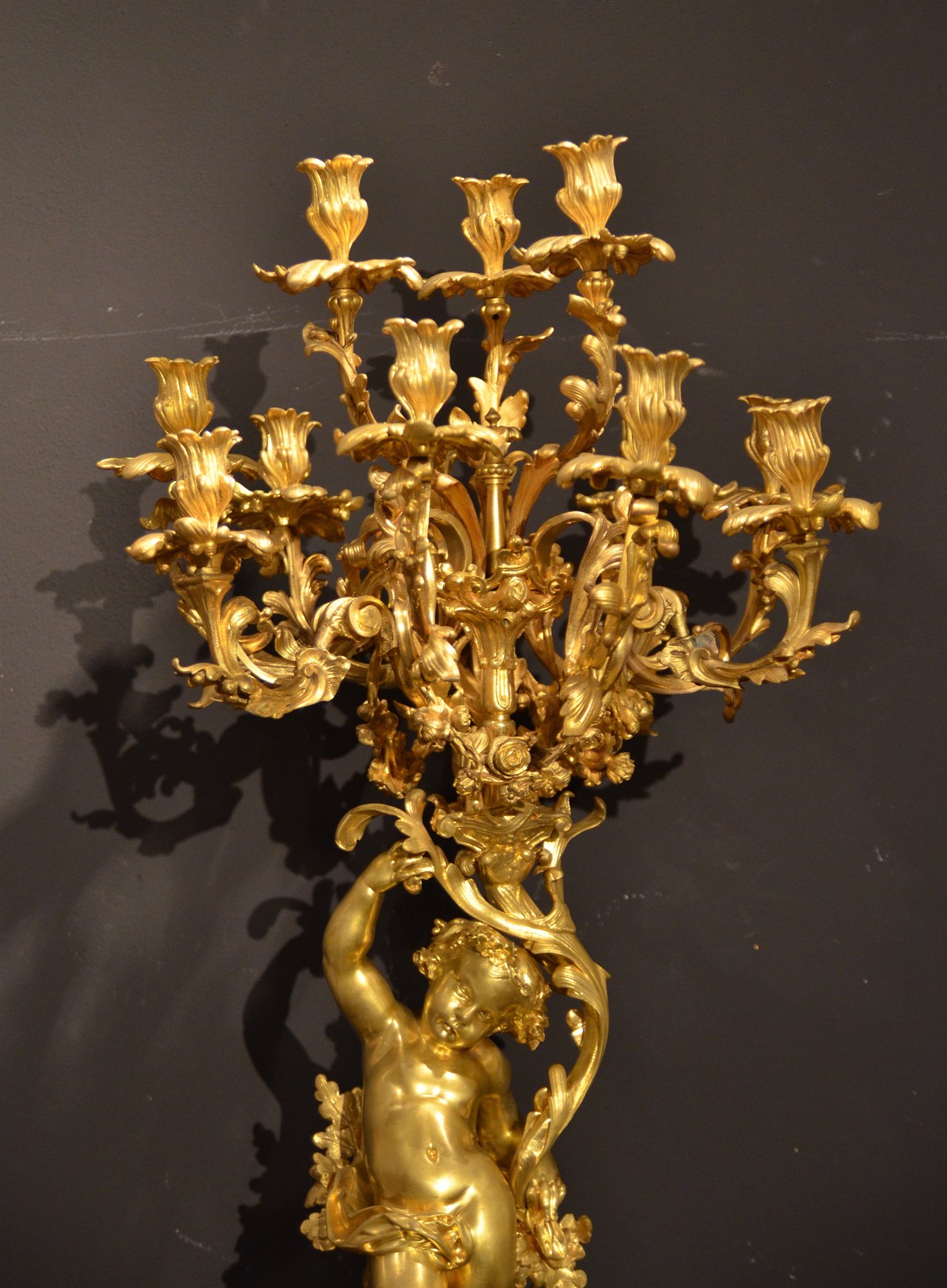Importante candelabro a dodici luci, in bronzo dorato (h.98 cm.)
