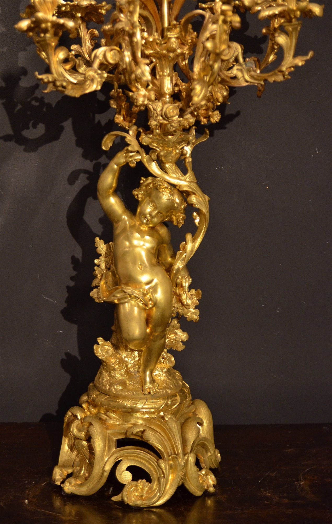 Importante candelabro a dodici luci, in bronzo dorato (h.98 cm.)