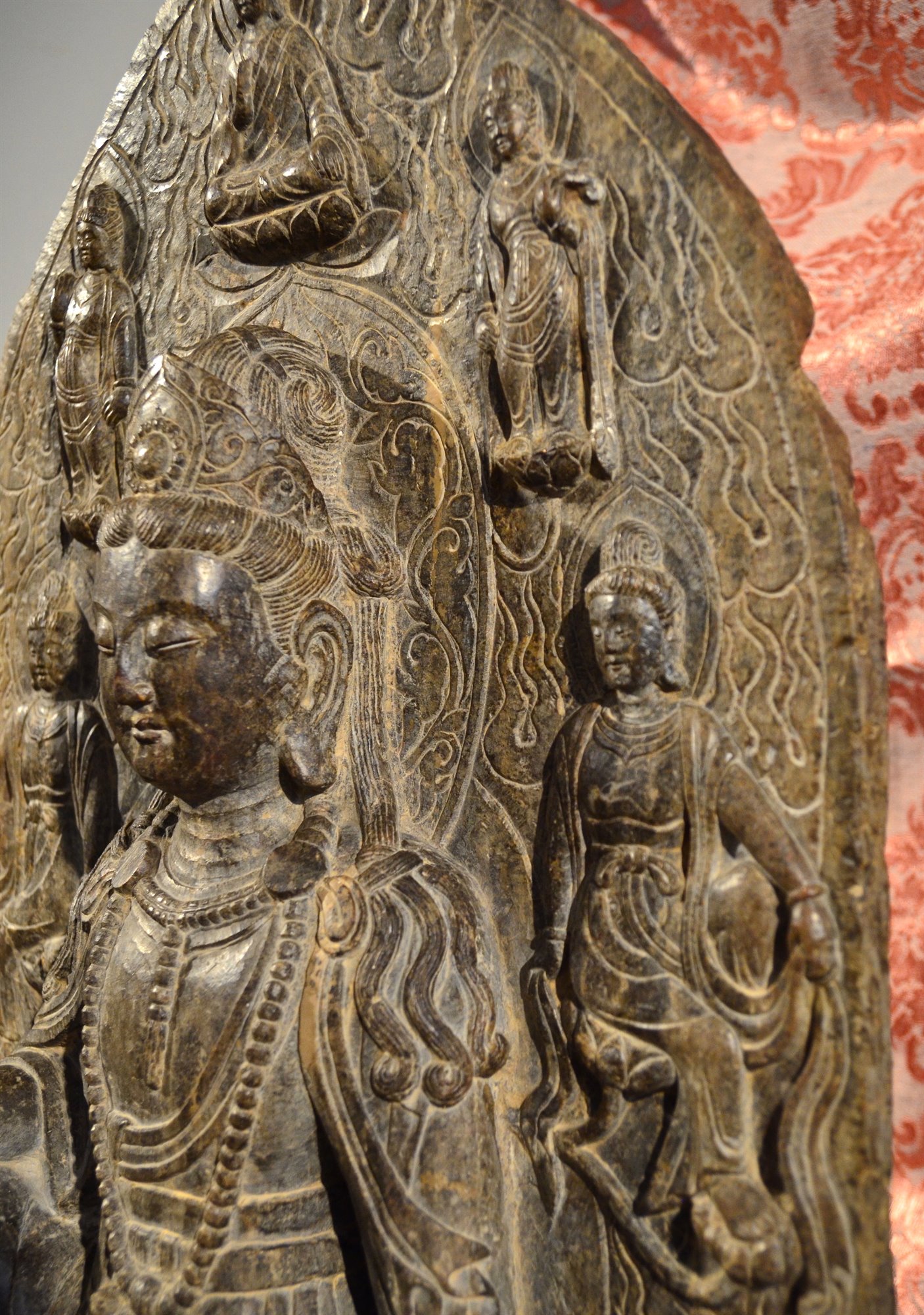 Preziosa scultura in pietra grigia 'Guanyin Botdhisattva'