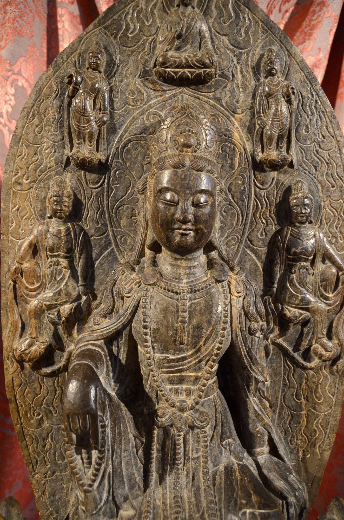 Preziosa scultura in pietra grigia 'Guanyin Botdhisattva'