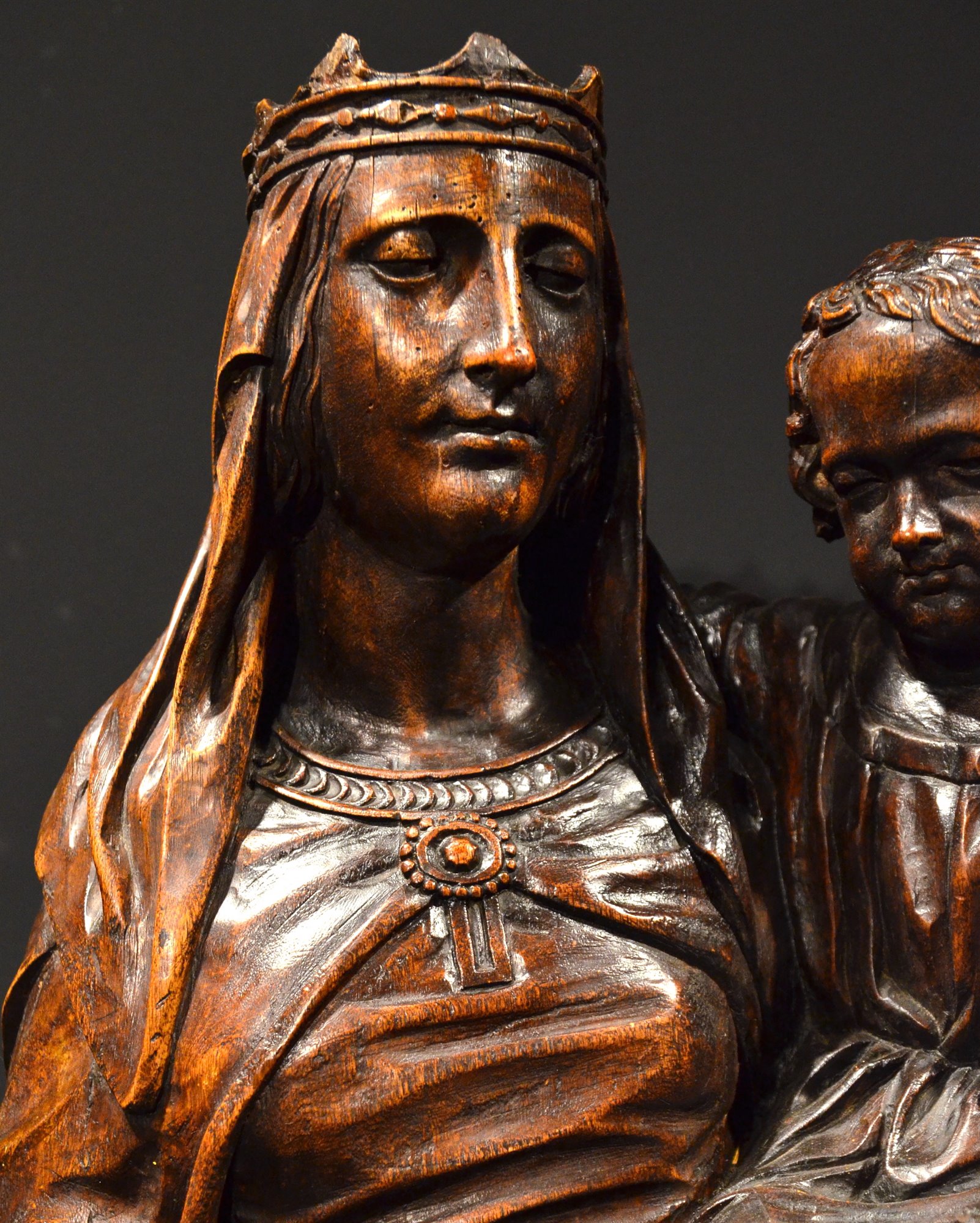 Scultura lignea raffigurante Madonna con Bambino