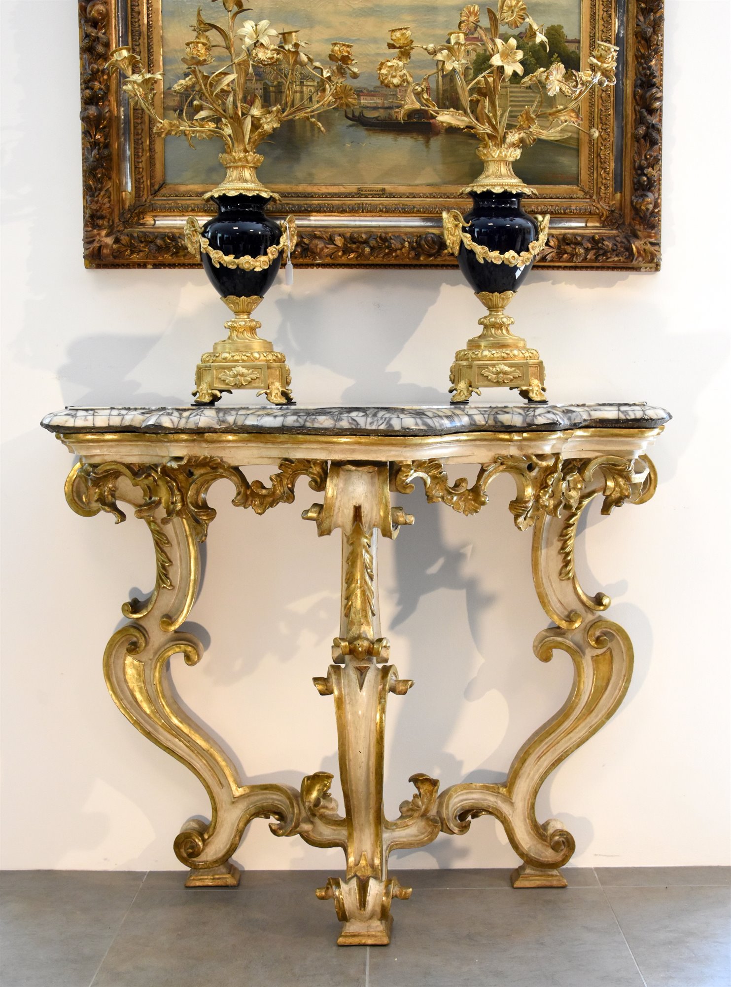 Consolle Luigi XV in legno intagliato a doppie volute, dorata e laccata