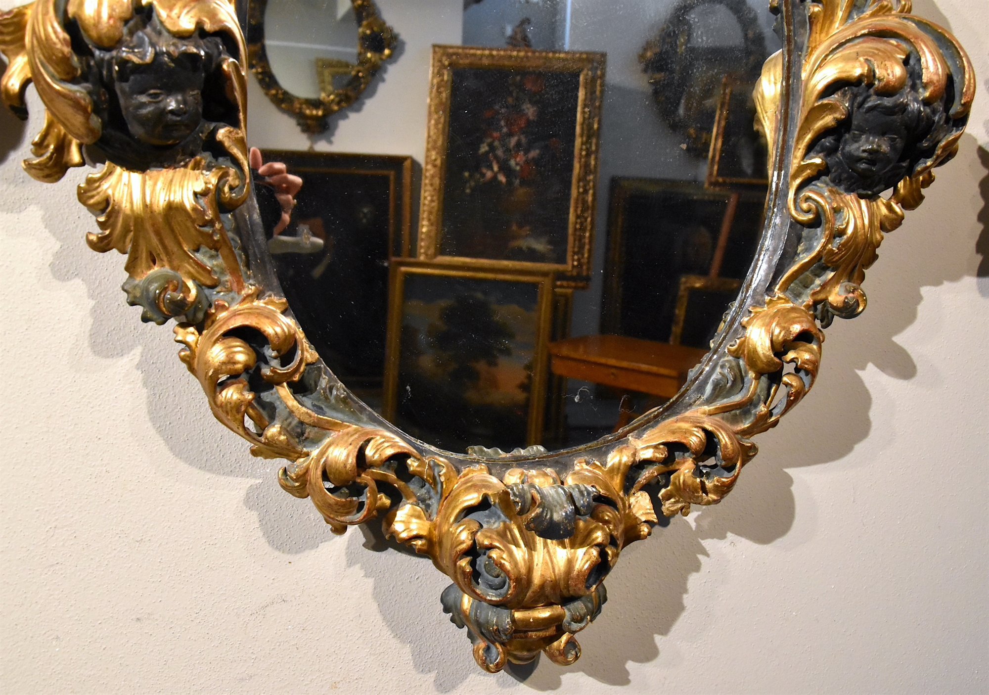 Coppia di grandi specchiere in legno dorato, laccato ed intagliato  (I/II)