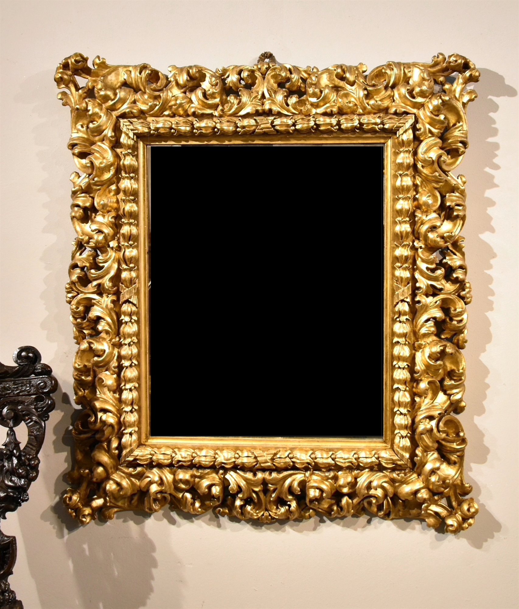 Prestigiosa specchiera, di dimensioni importanti, in legno intagliato e dorato