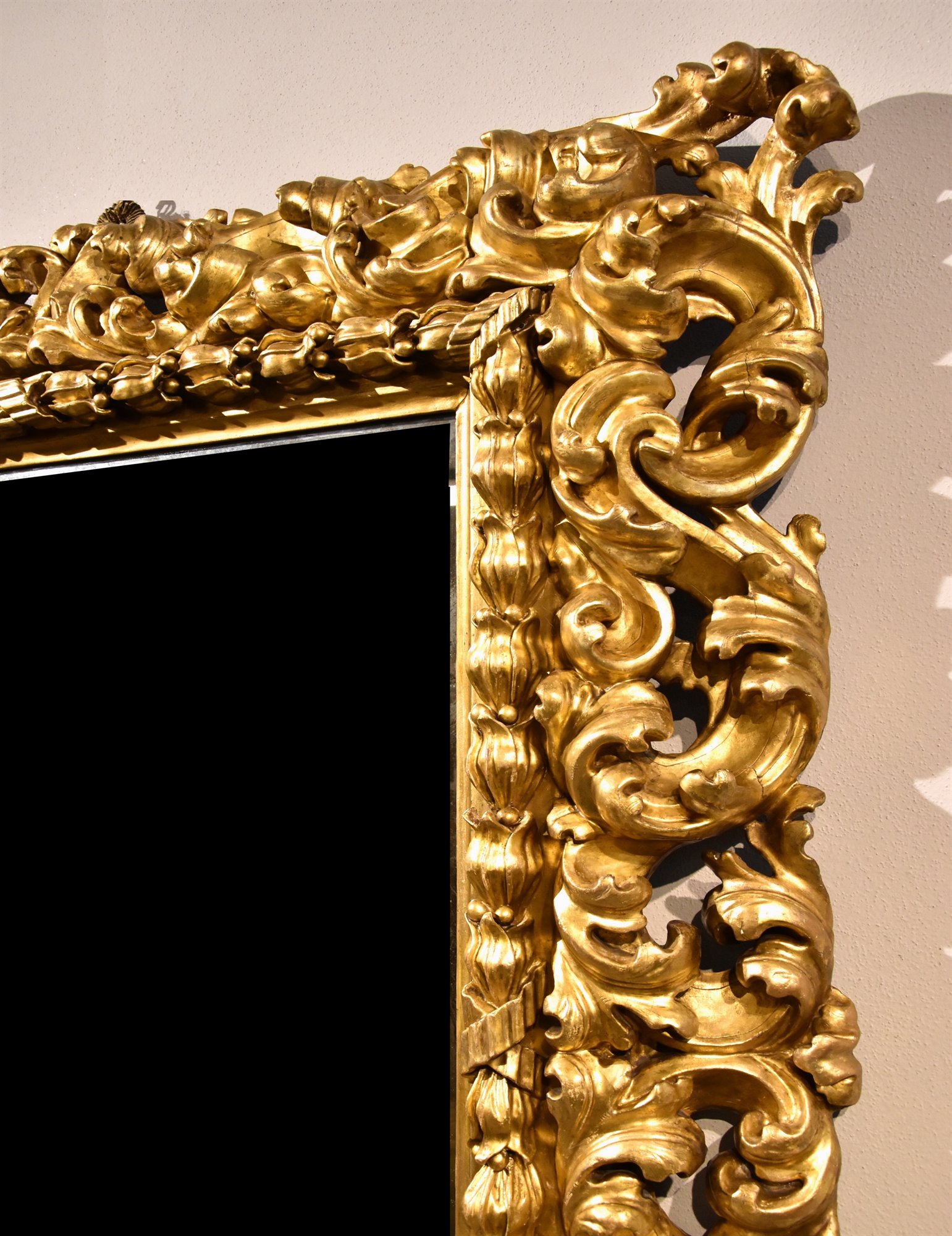 Prestigiosa specchiera, di dimensioni importanti, in legno intagliato e dorato