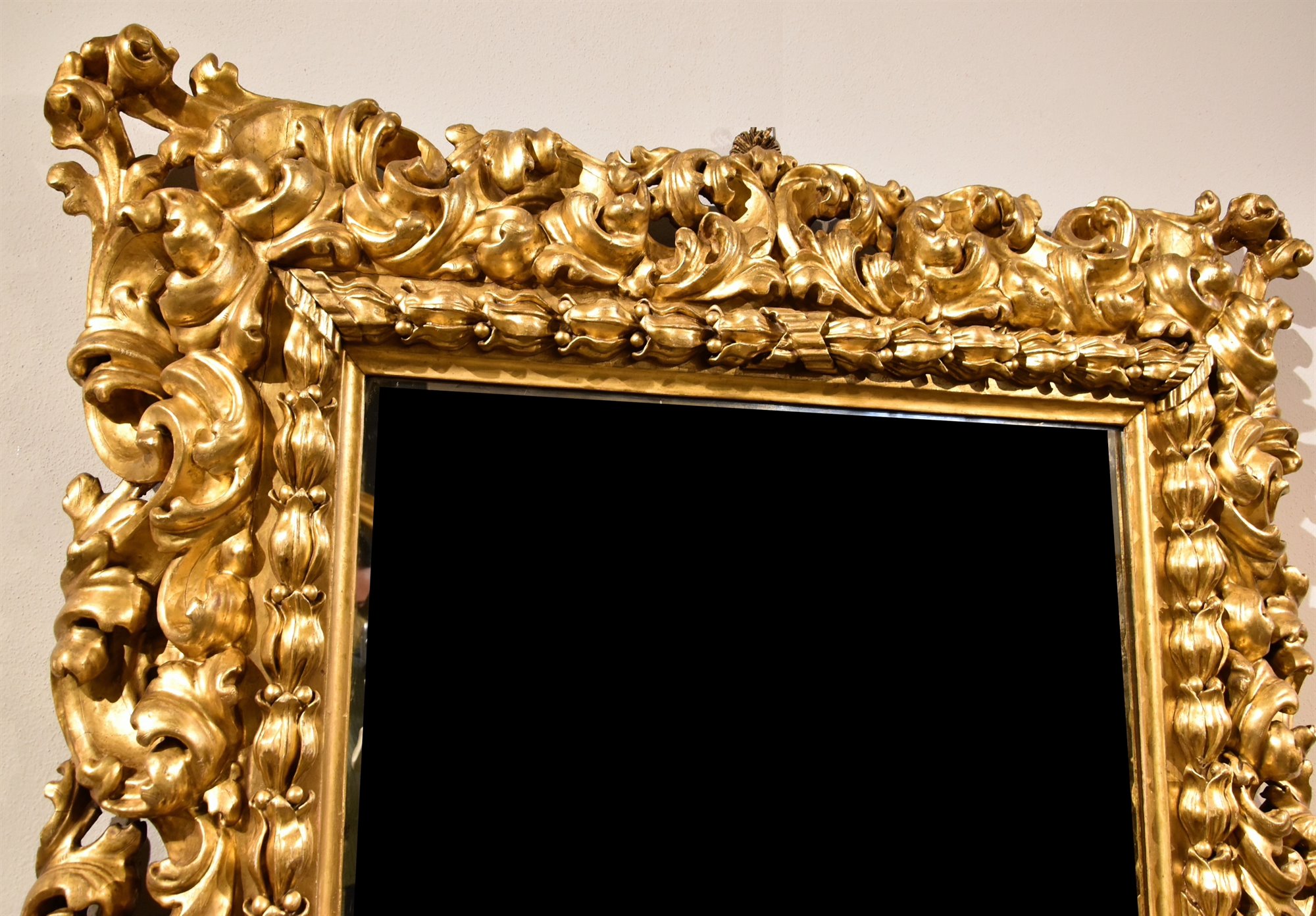 Prestigiosa specchiera, di dimensioni importanti, in legno intagliato e dorato