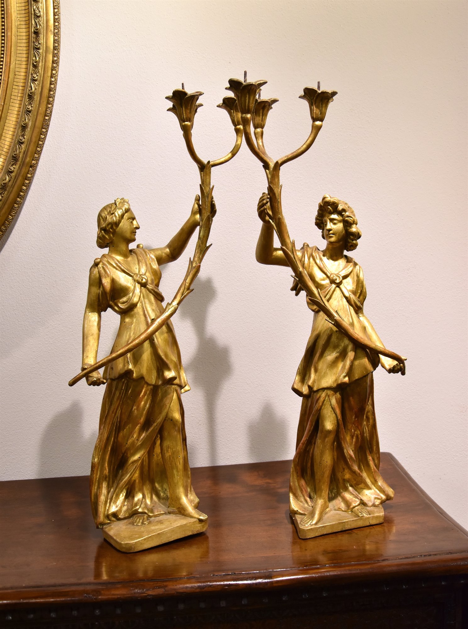 Coppia di angeli  in legno intagliato e dorato