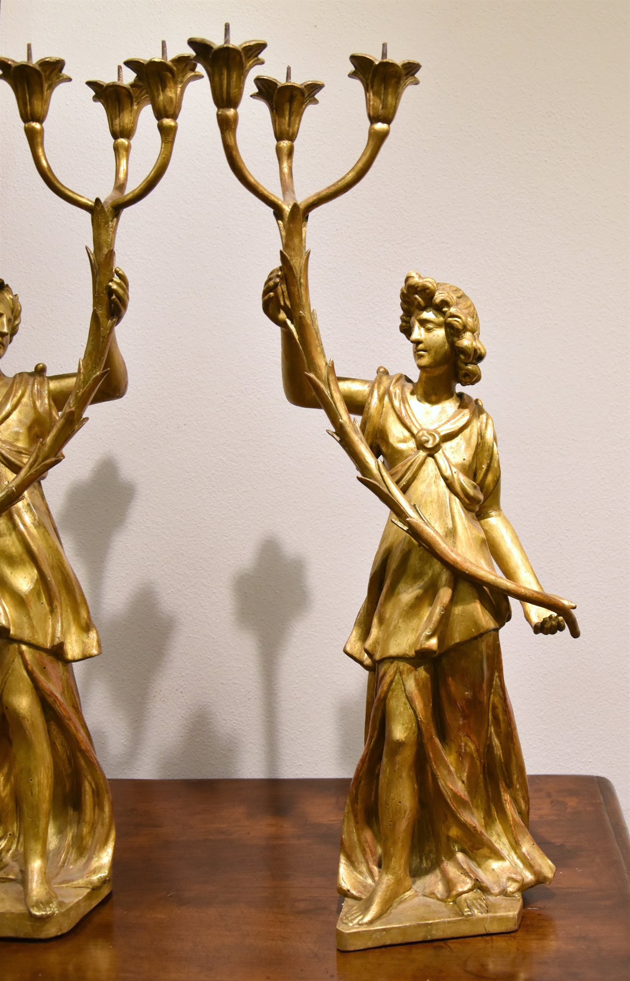 Coppia di angeli  in legno intagliato e dorato