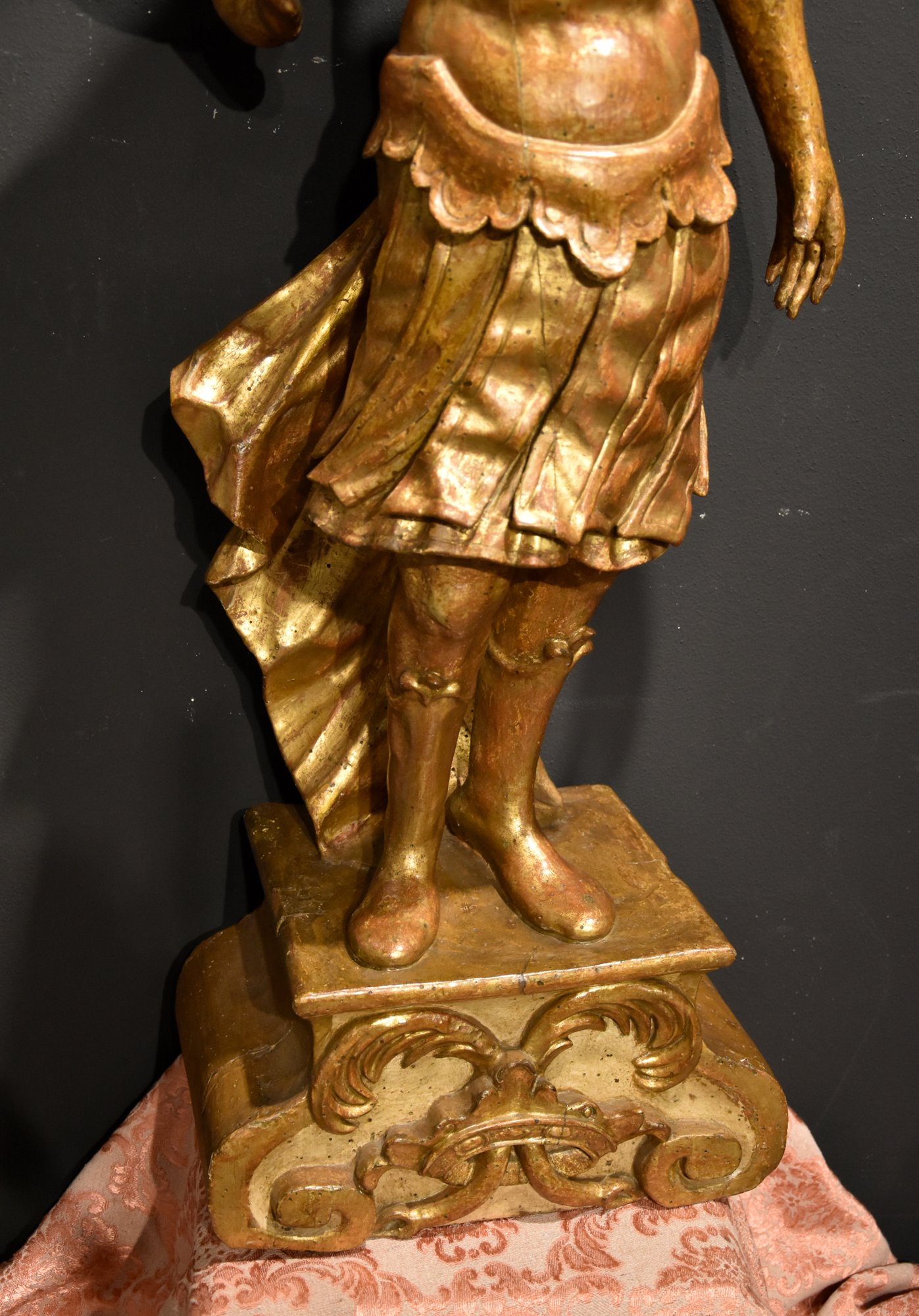 Scultura lignea raffigurante soldato romano a figura intera