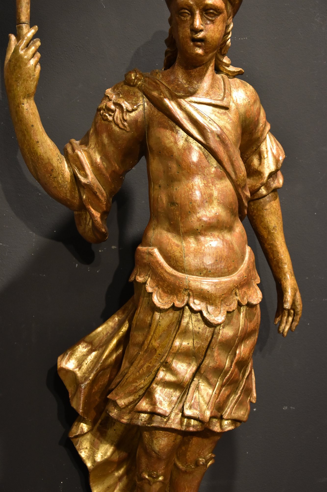 Scultura lignea raffigurante soldato romano a figura intera