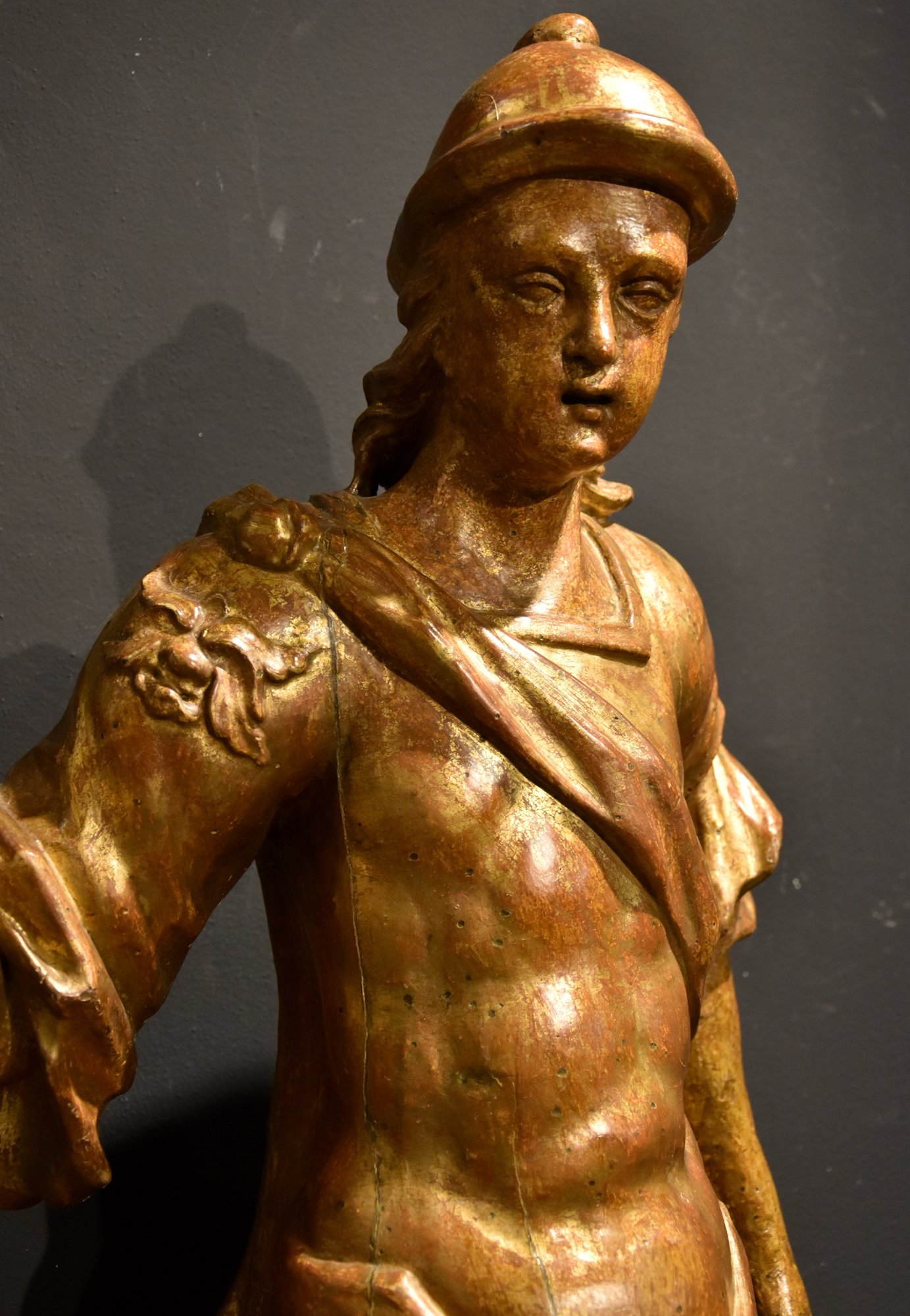 Scultura lignea raffigurante soldato romano a figura intera