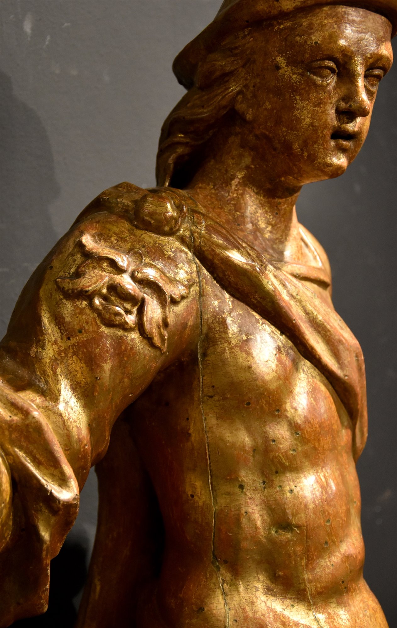 Scultura lignea raffigurante soldato romano a figura intera