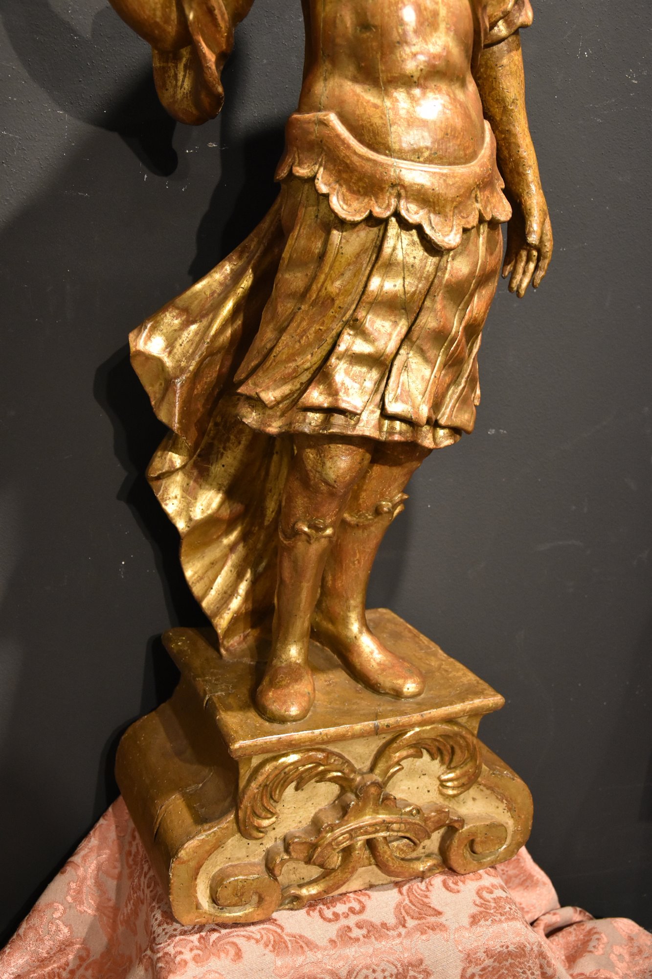 Scultura lignea raffigurante soldato romano a figura intera